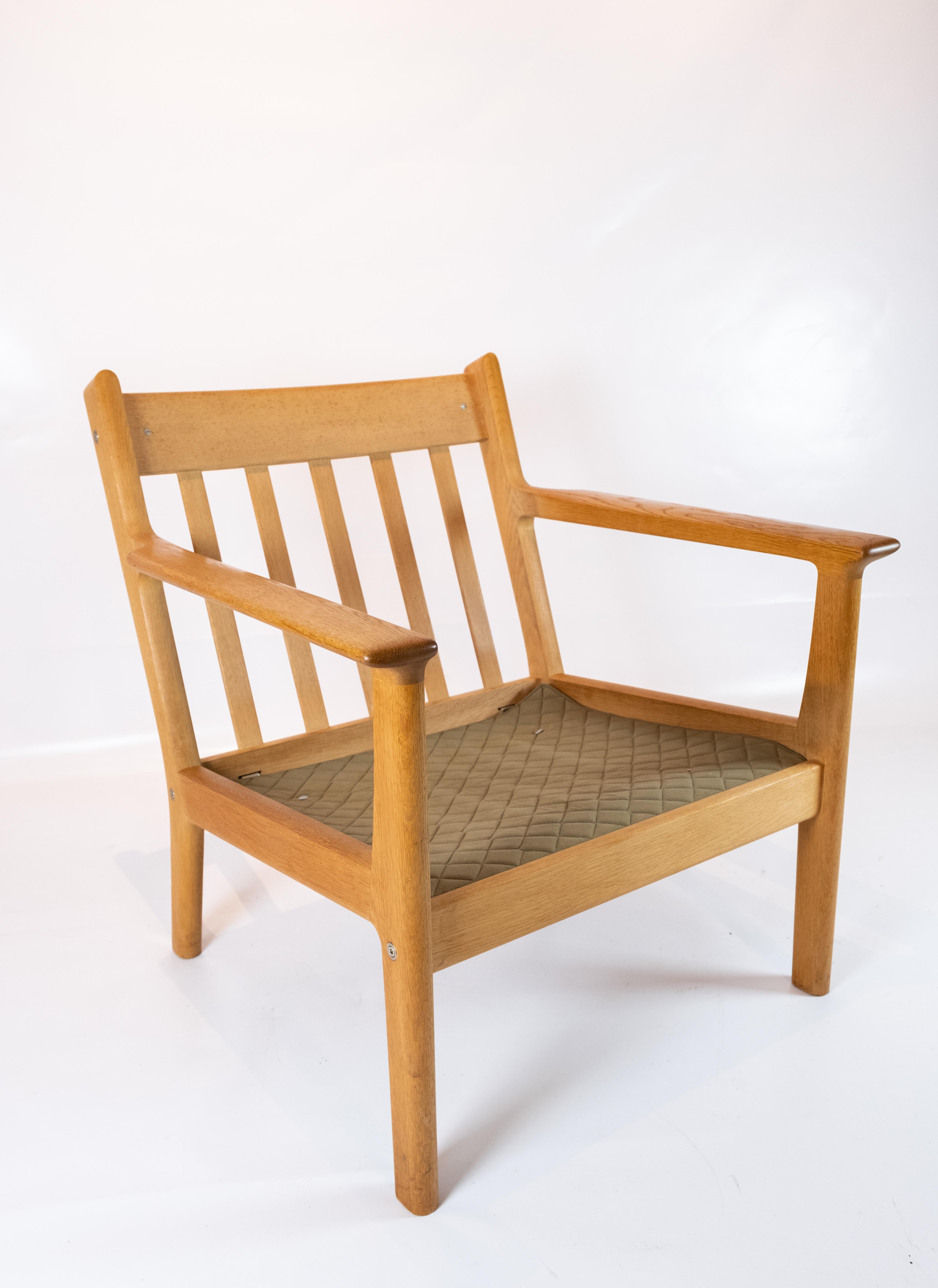 Scandinavian Modern Easy Chair in Oak Red Wool Fabric by Hans J. Wegner and GETAMA For Sale