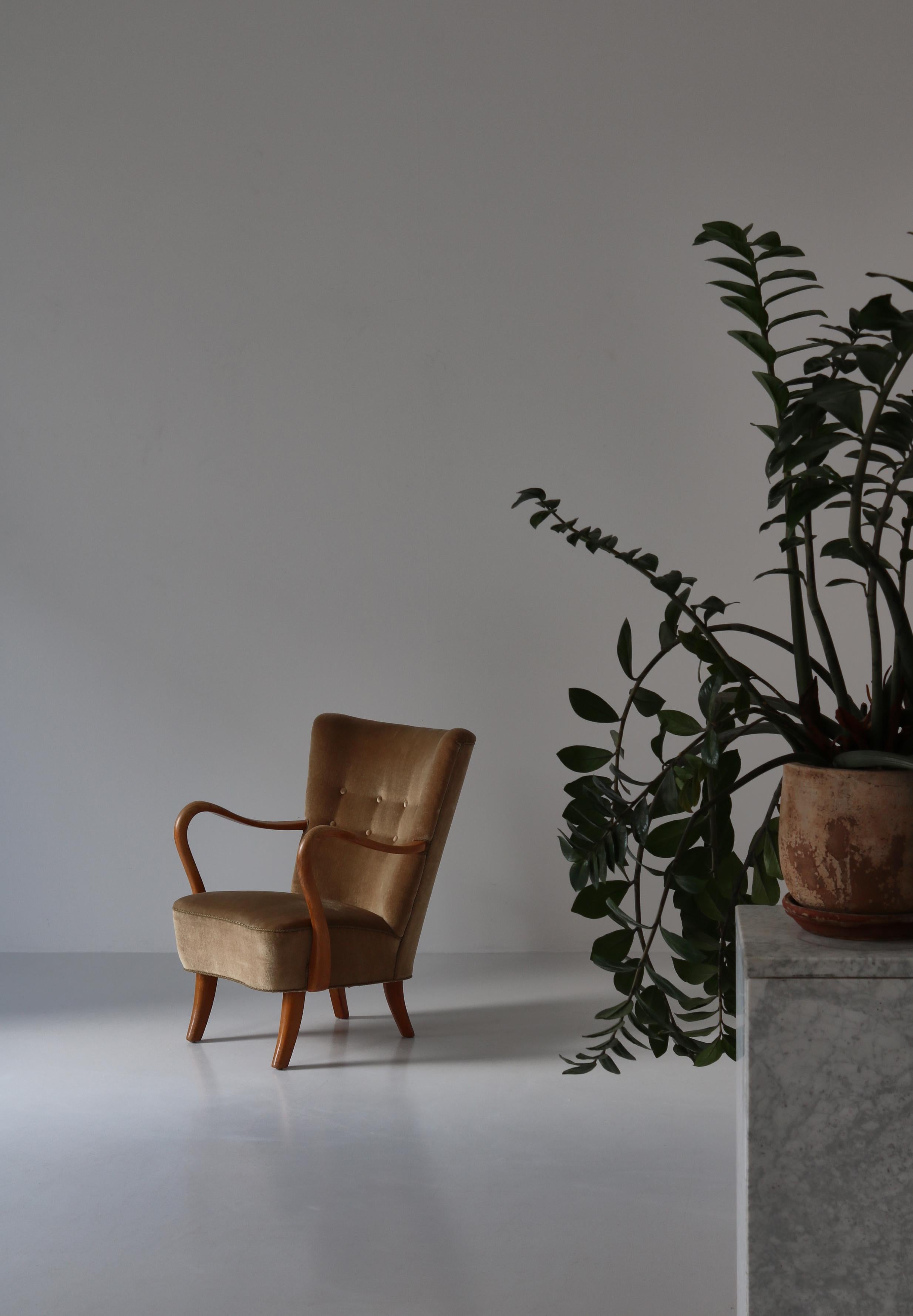 Sillón diseñado por Alfred Christensen a principios de los años 50 y fabricado por Slagelse Møbelværk. Esta impresionante silla ha envejecido maravillosamente y la tapicería original de terciopelo y el acabado de madera tienen la pátina perfecta.