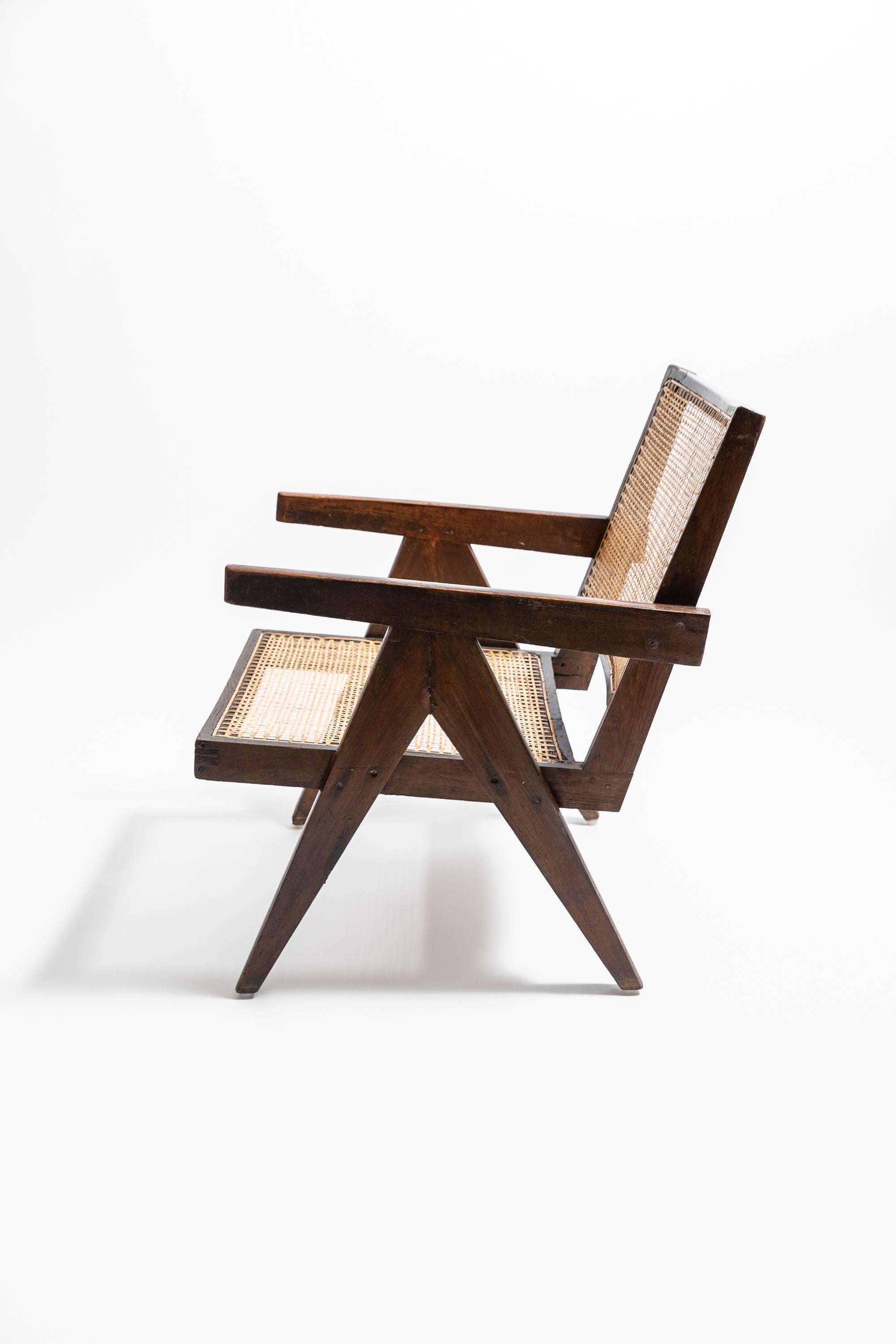 Magnifique fauteuil original conçu par Pierre Jeanneret. Modèle n°. PJ-SI-29-A. La Easy Chair est un chef-d'œuvre de design moderniste, confortable et pratique, qui met en valeur le style 