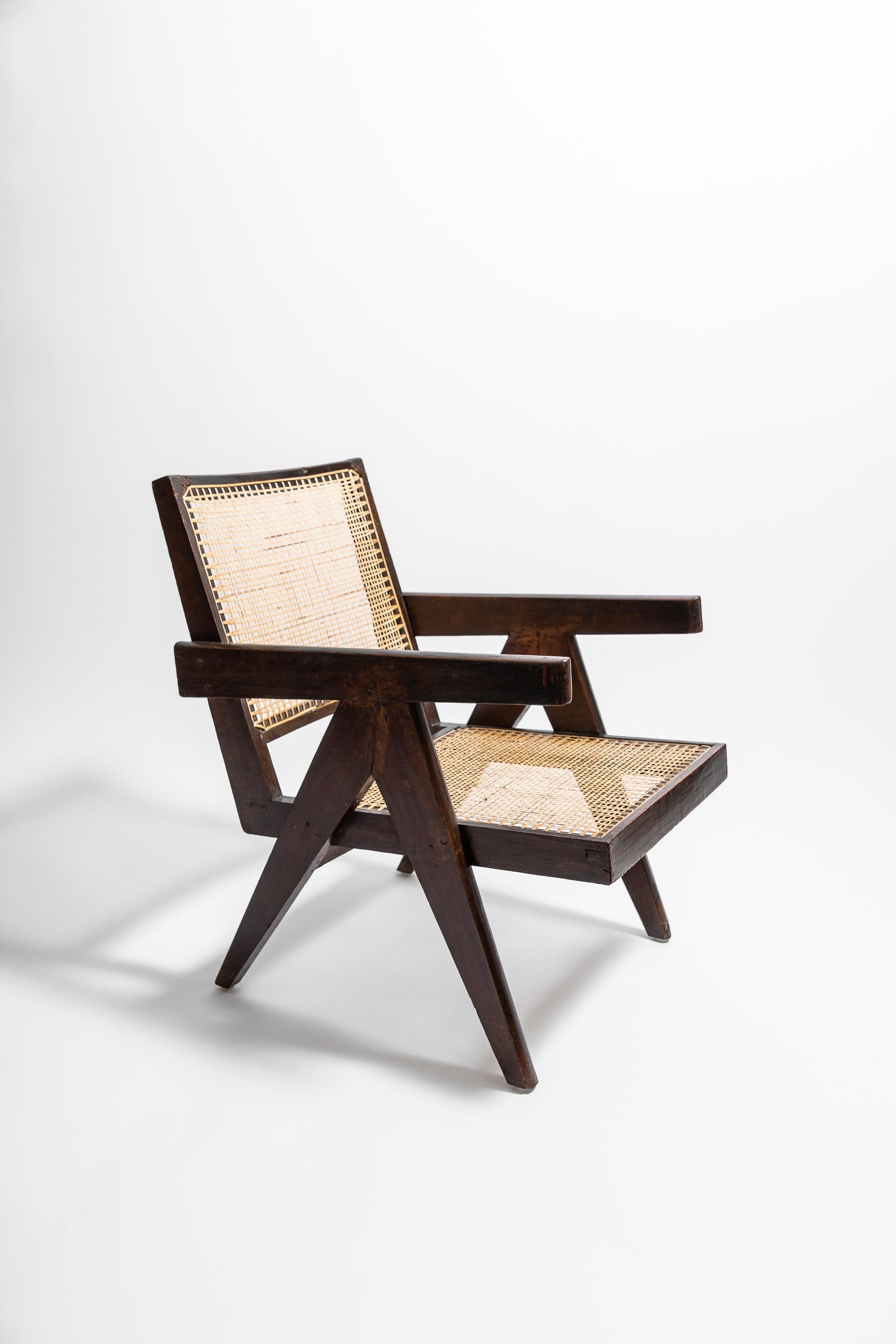 Magnifique fauteuil original conçu par Pierre Jeanneret. Modèle n°. PJ-SI-29-A. La Easy Chair est un chef-d'œuvre de design moderniste, confortable et pratique, qui met en valeur le style 