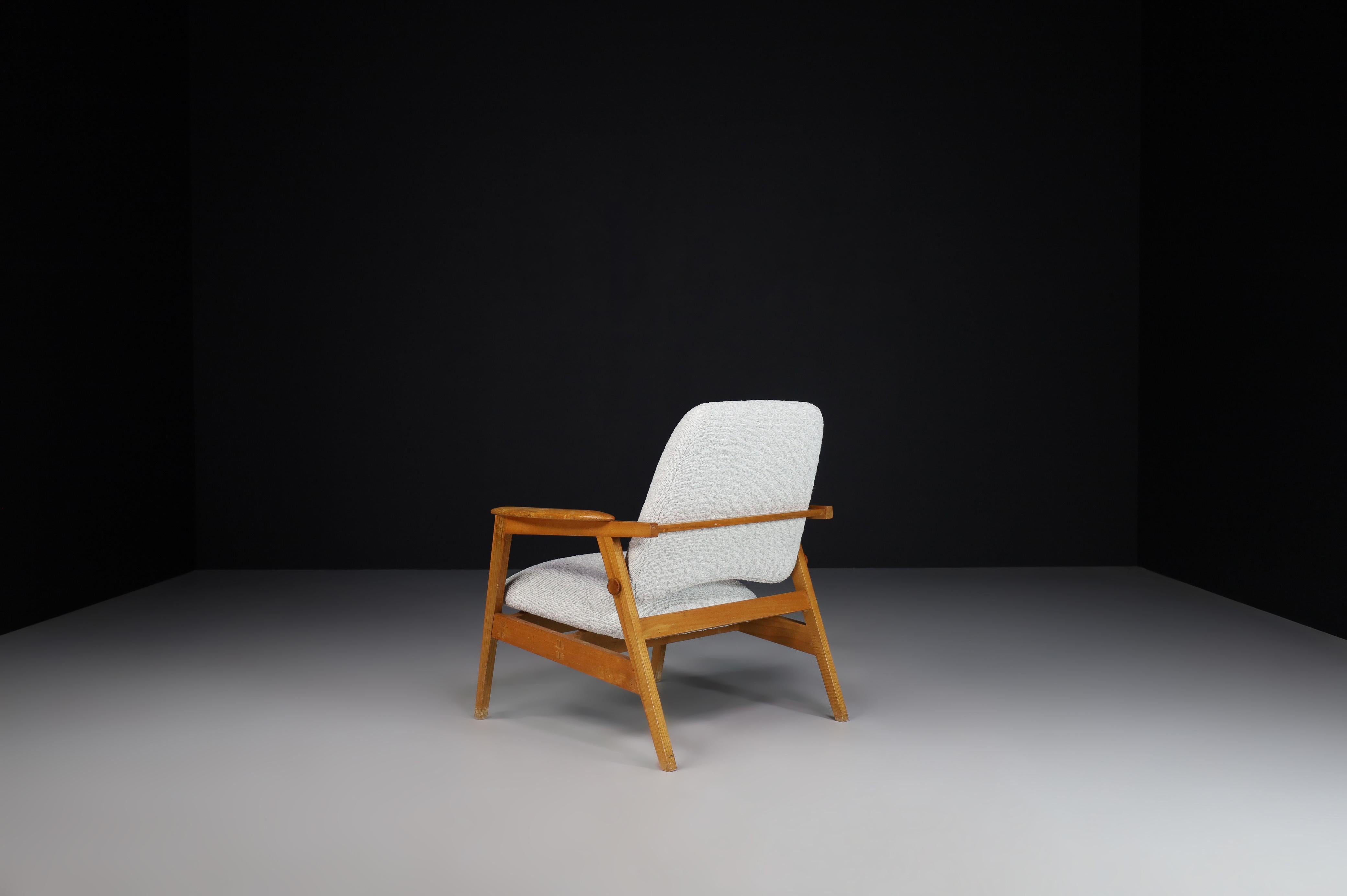 Sillón de roble macizo y tela bouclé retapizada, Francia, años 50 Moderno de mediados de siglo en venta