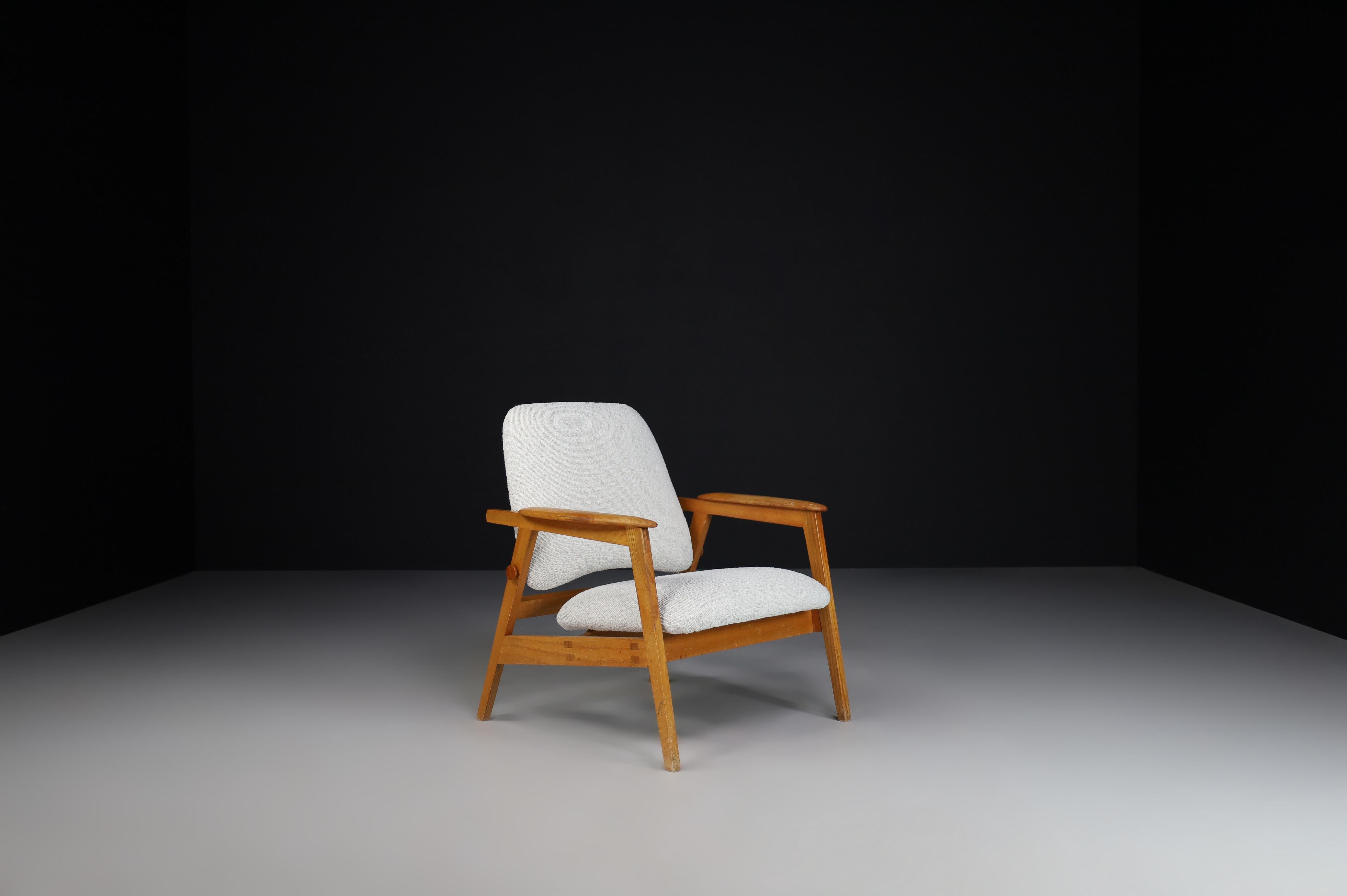 Sillón de roble macizo y tela bouclé retapizada, Francia, años 50 en venta 2