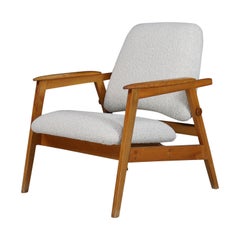Sillón de roble macizo y tela bouclé retapizada, Francia, años 50