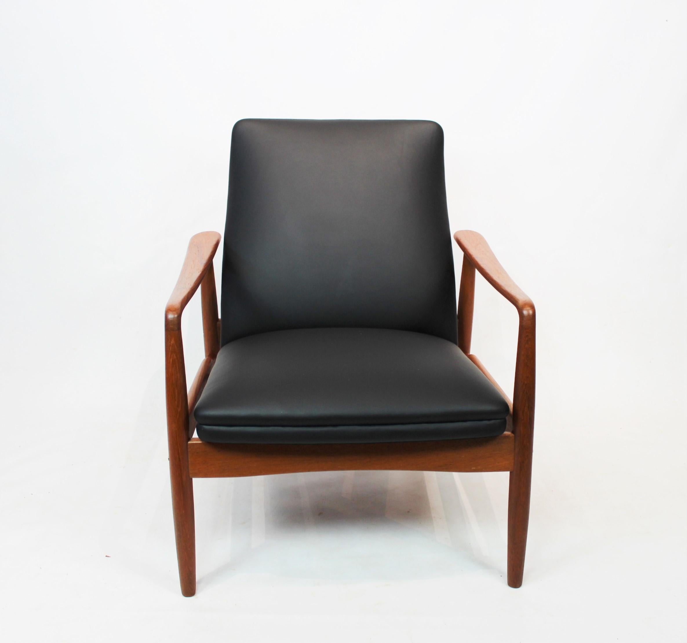 Easy chair in teak and black leather designed by Søren Ladefoged in the 1960s. The chair is in great vintage condition.
Measures: H 72 cm, W - 72 cm, W - 69 cm and D - 40 cm.
