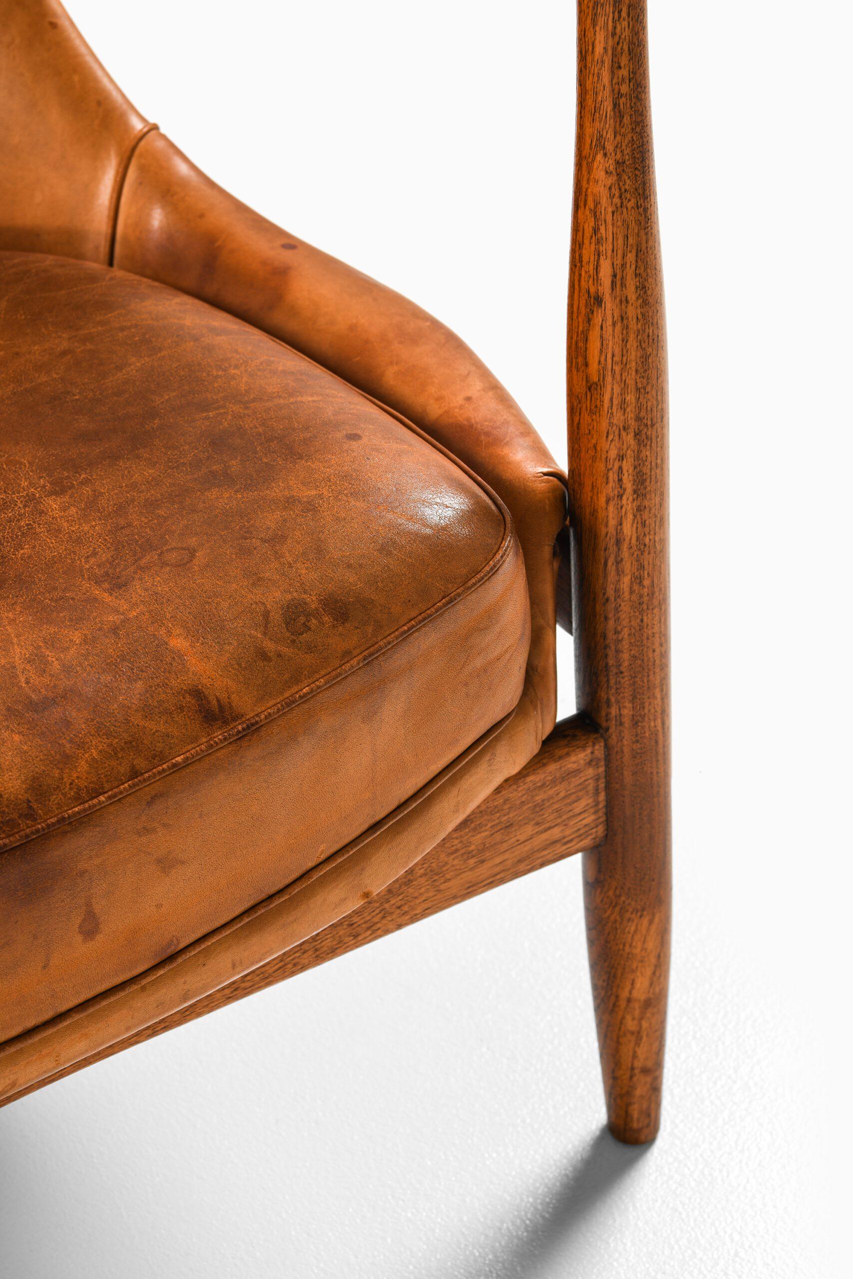 Suédois Fauteuil en teck et cuir cognac original par Ib Kofod-Larsen, années 1950 en vente