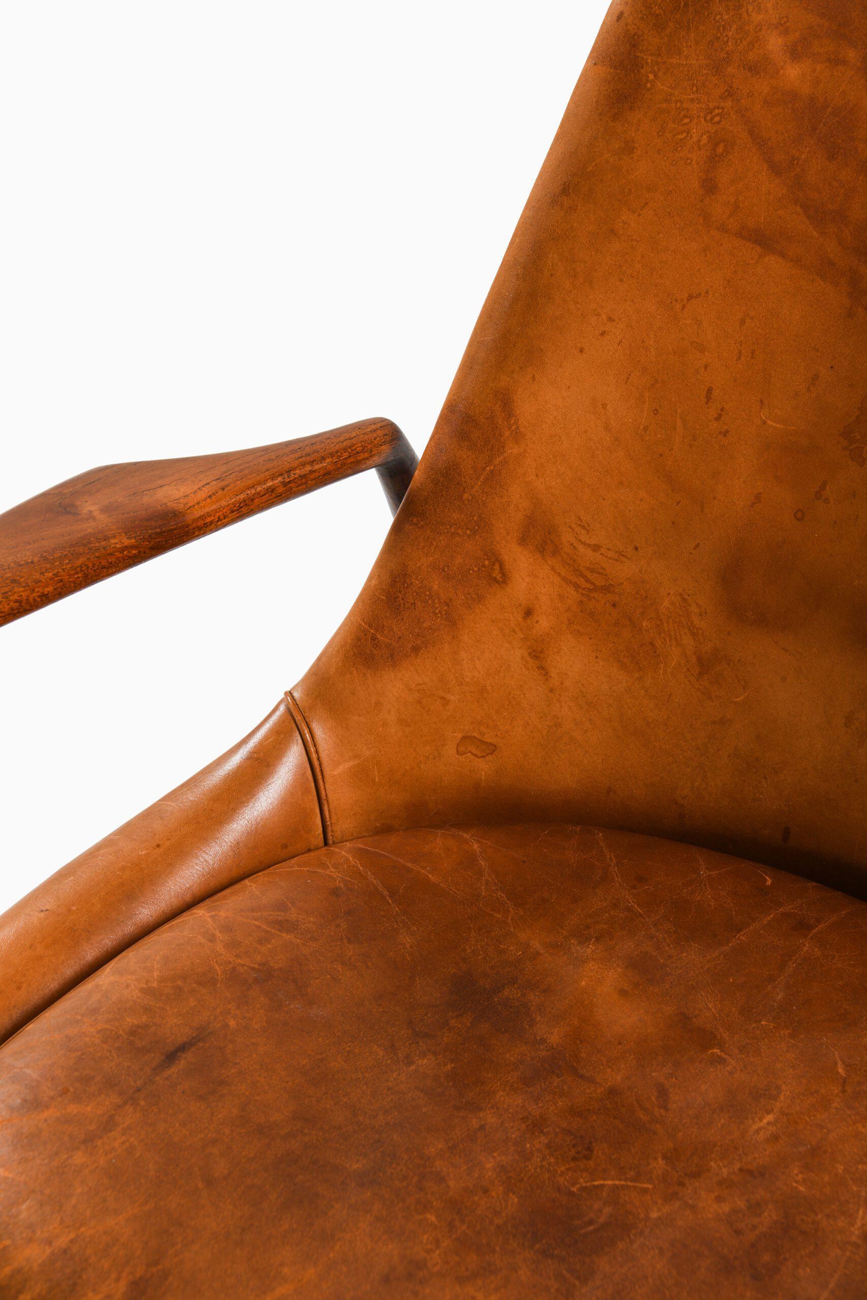 20ième siècle Fauteuil en teck et cuir cognac original par Ib Kofod-Larsen, années 1950 en vente