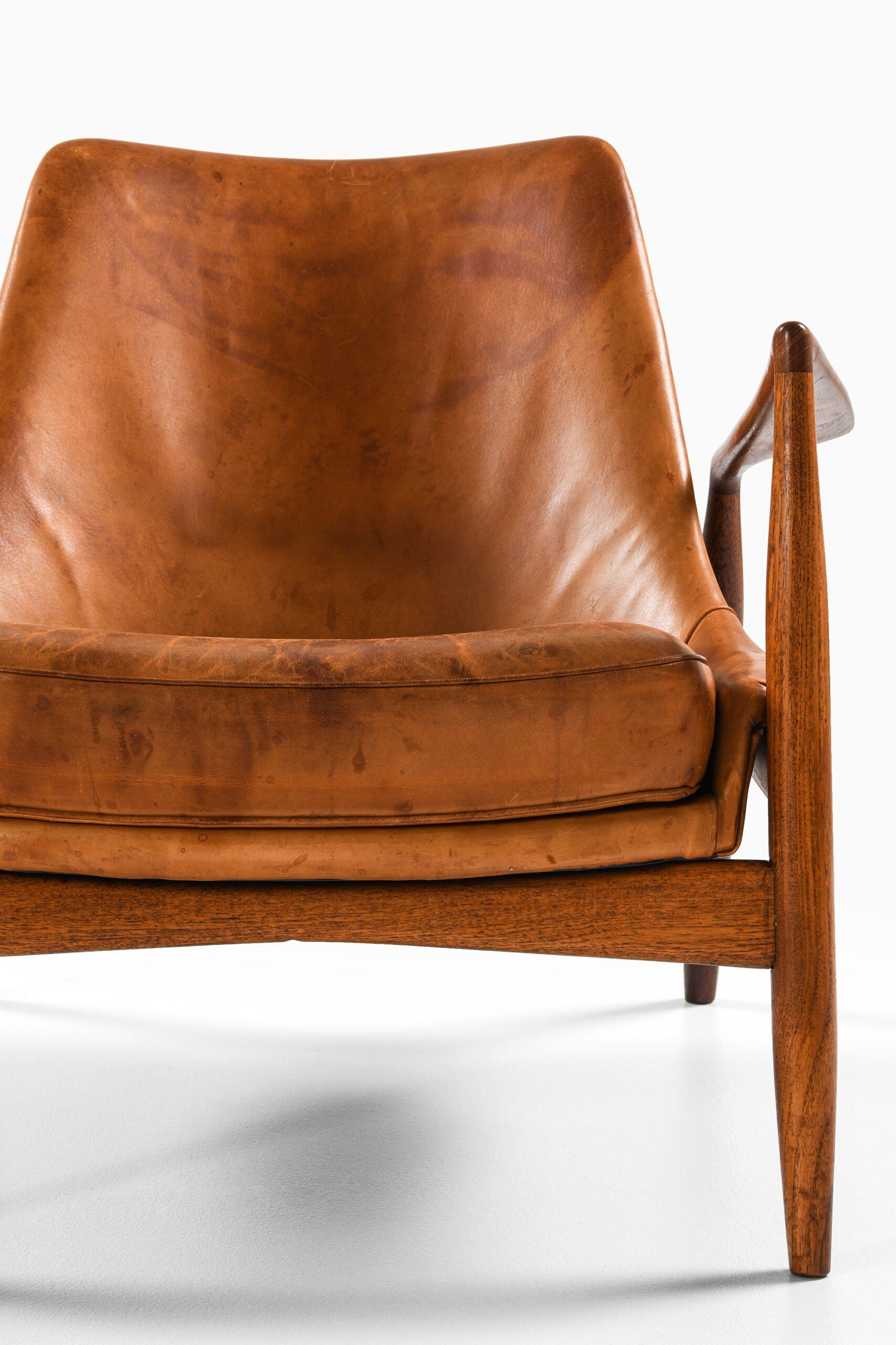 Cuir Fauteuil en teck et cuir cognac original par Ib Kofod-Larsen, années 1950 en vente