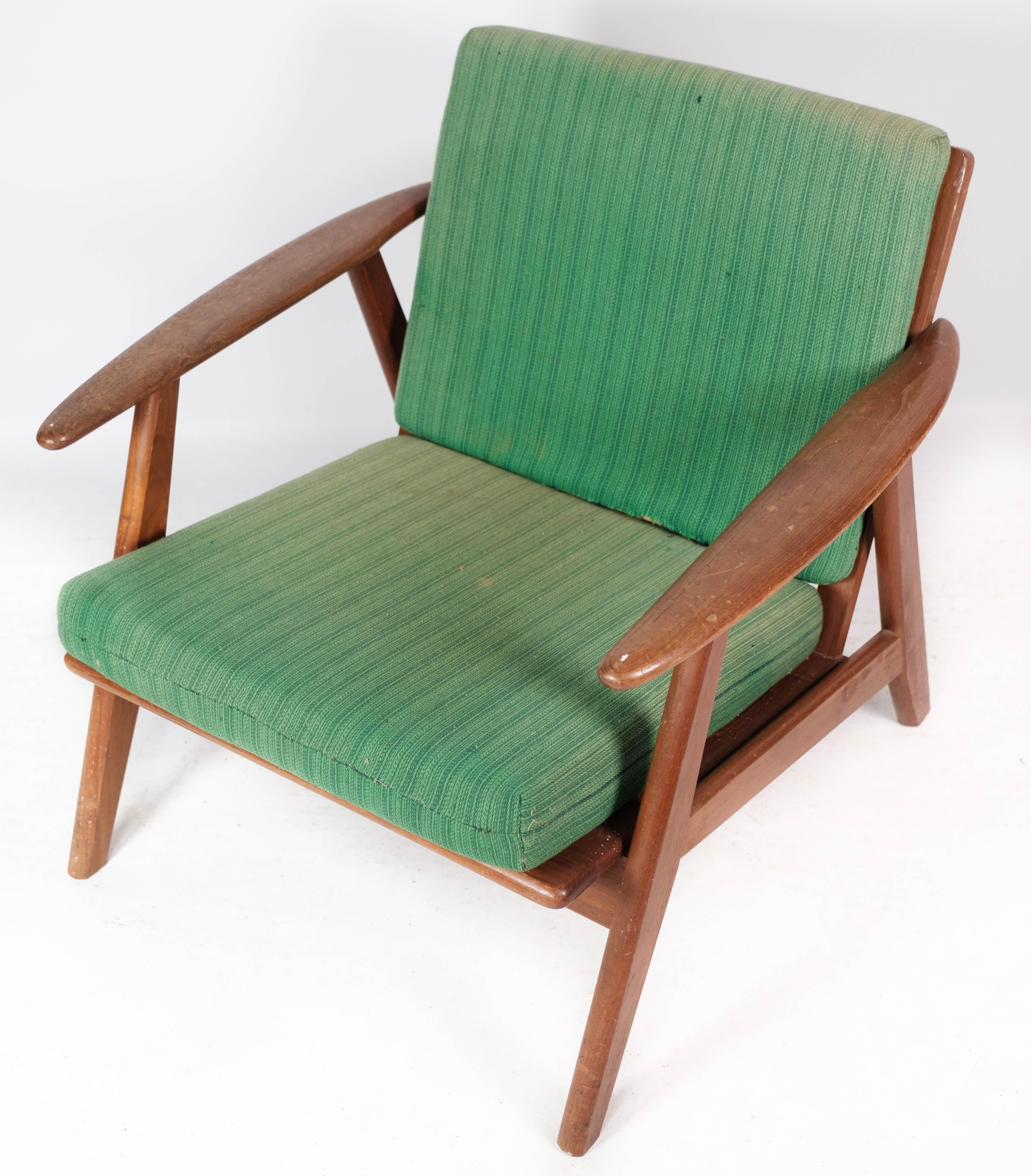 Fauteuil en teck et tapisserie verte de conception danoise des années 1960. La chaise peut être retapissée si vous le souhaitez.