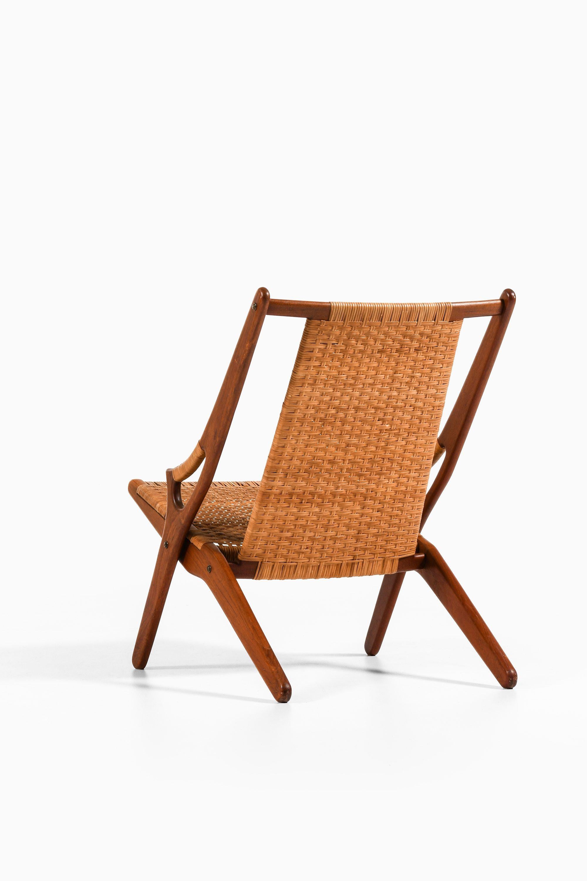 Scandinavo moderno Sedia Easy Chair in teak e canna intrecciata di Arne Hovmand-Olsen, anni '50 in vendita
