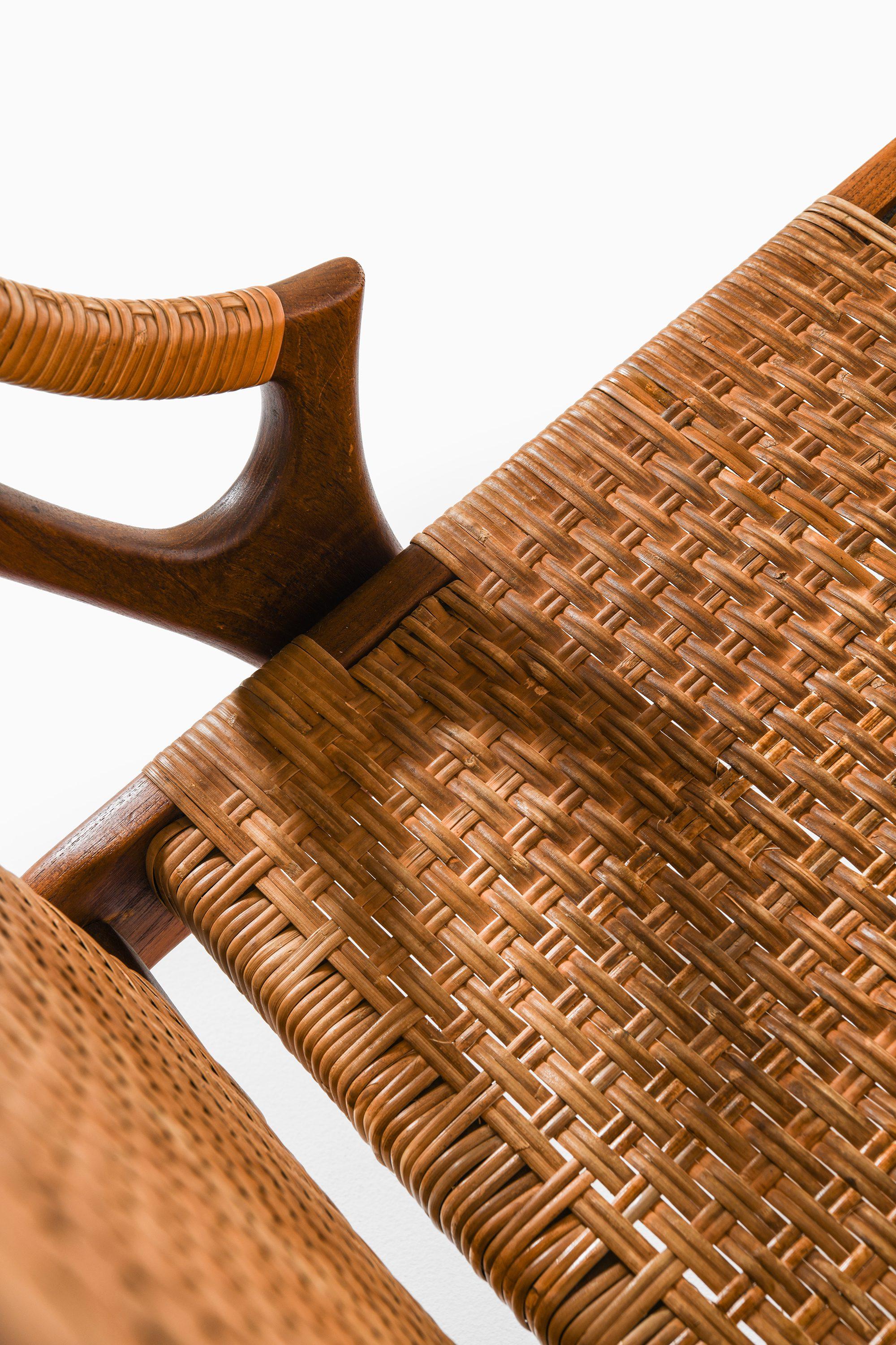 XX secolo Sedia Easy Chair in teak e canna intrecciata di Arne Hovmand-Olsen, anni '50 in vendita