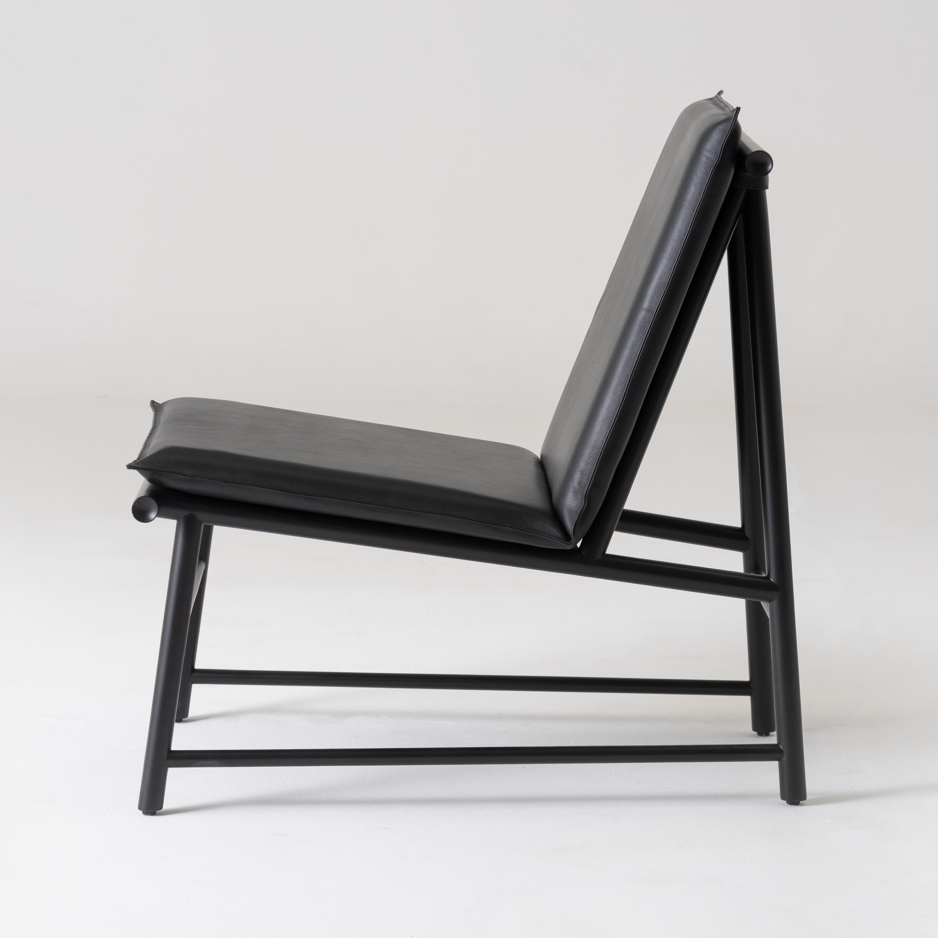 Minimaliste Fauteuil, fauteuil de salon en bois de hêtre noir avec assise en cuir naturel en vente