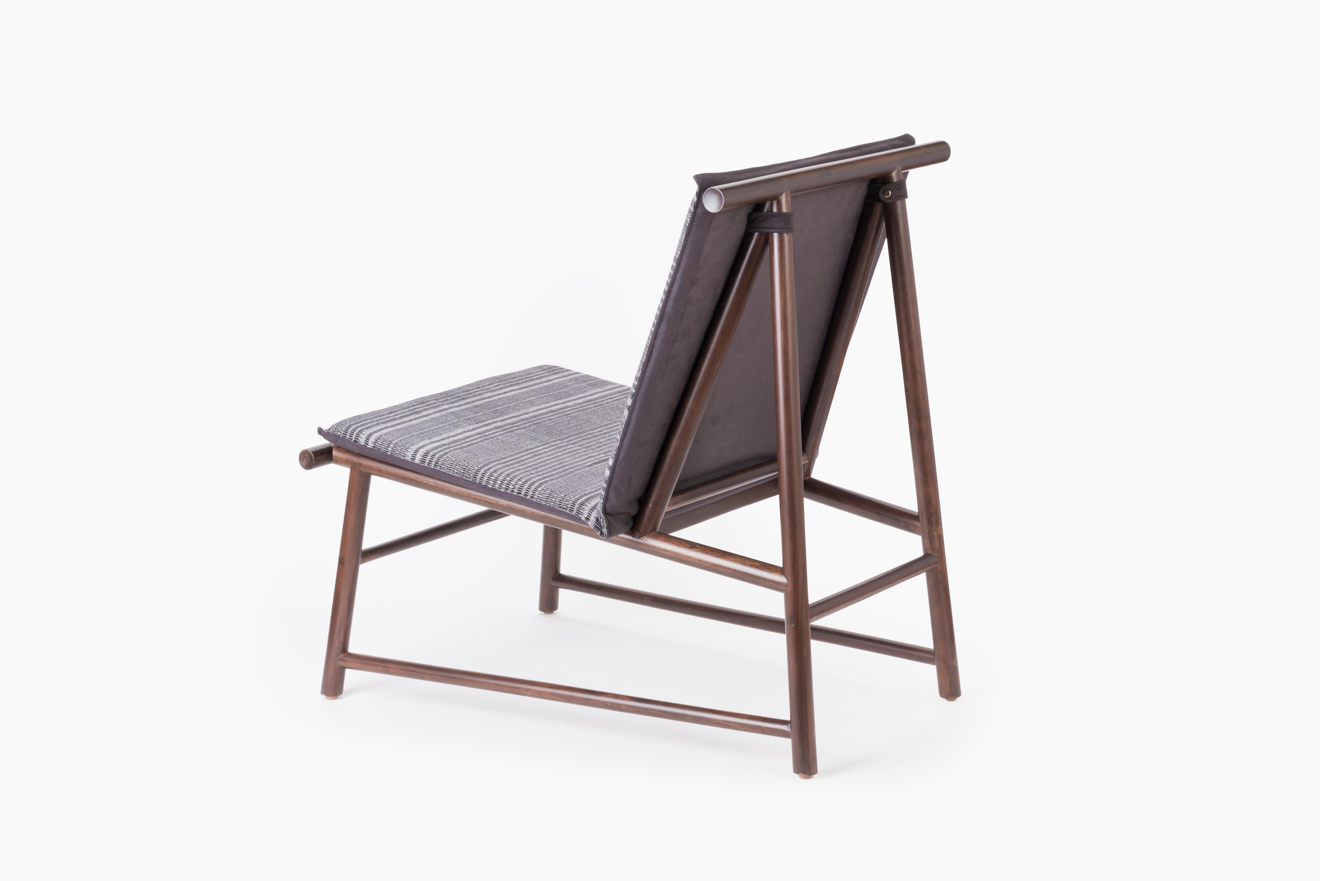 Minimaliste Easy Chair, Lounge Chair en Walnut Wood avec textile fait main en Pedal Loom  en vente