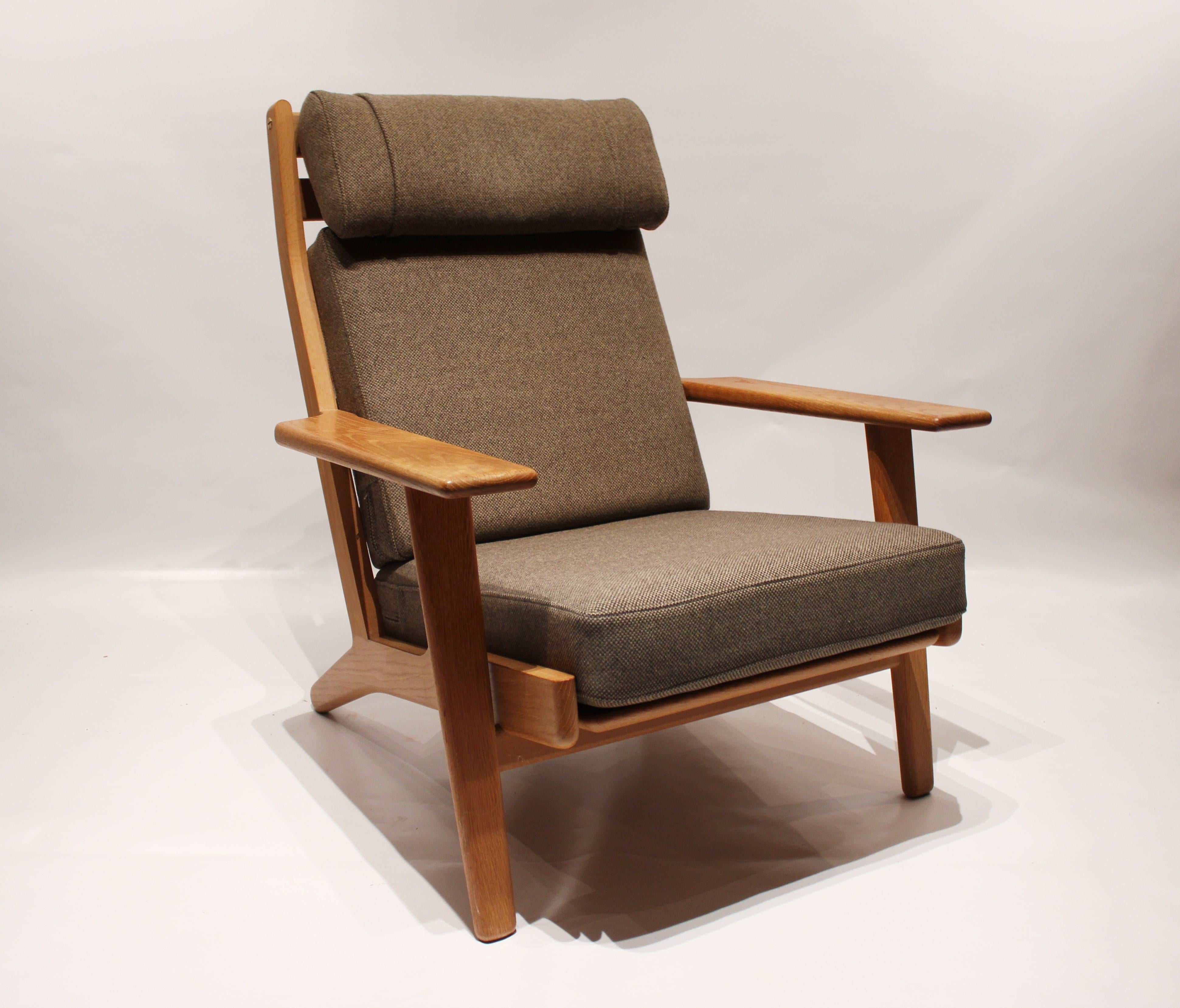 Easy chair, model GE290A, and stool designed by Hans J. Wegner and manufactured by GETAMA in the 1960s. The chair and stool are of soap treated oak and upholstered with dark green Hallingdal wool.
Measures: Stool H 42 cm, W 58 cm and D 52 cm.