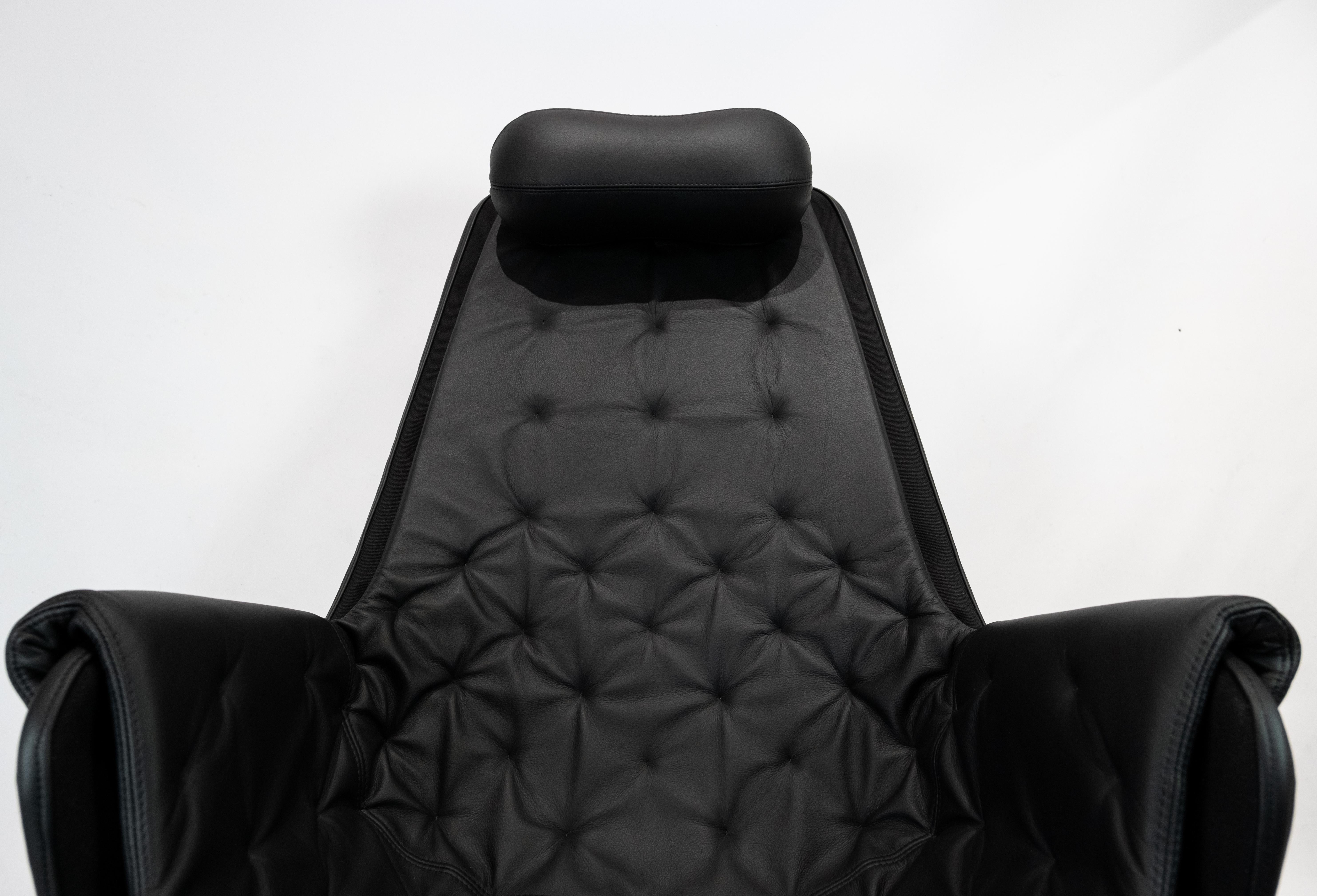 Easy chair, model Jetson 69, in black elegance leather designed by Bruno Mathsson in 1966 and manufactured by DUX in the 1970s. The chair is in great vintage condition.
 