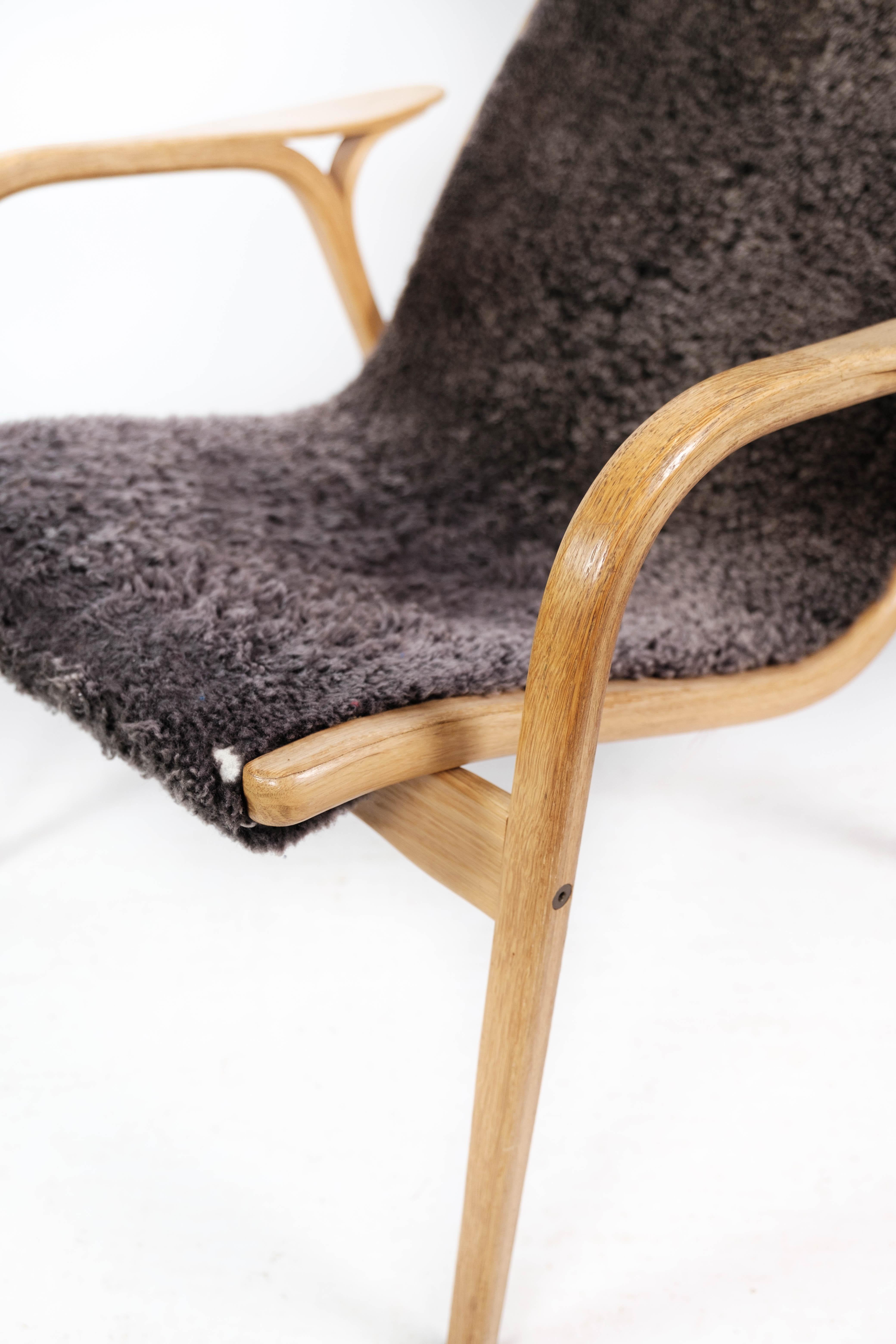 Easy chair, model Lamino, designed by Yngve Ekström and manufactured by Swedese in the 1950s. The chair is in great vintage condition and with sheep skin.