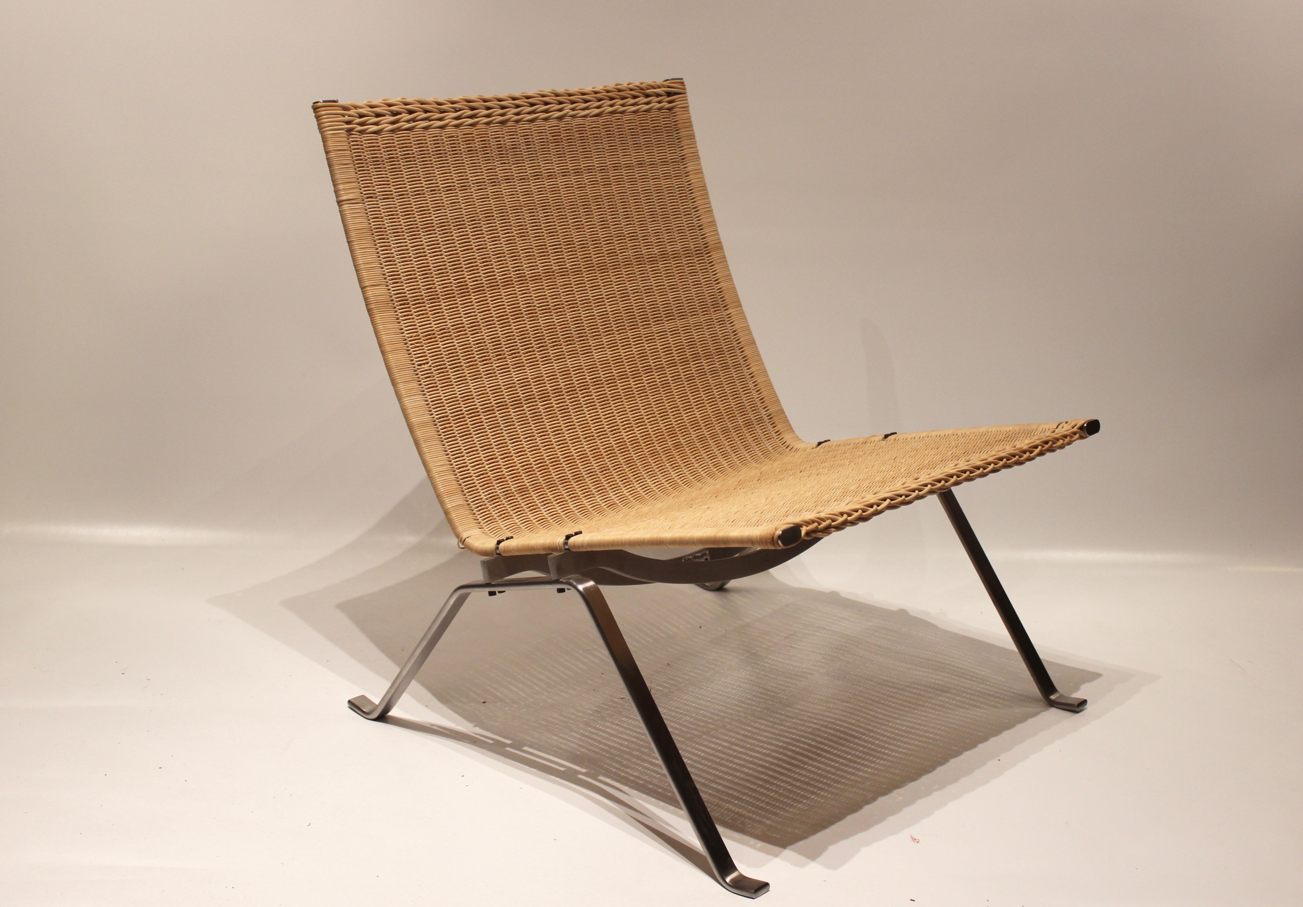 Sessel:: Modell PK22:: entworfen von Poul Kjærholm und hergestellt von Fritz Hansen im Jahr 2000. Der Stuhl ist mit originaler Papierkordel und Gestell aus Chrom. Wir haben drei auf Lager.
