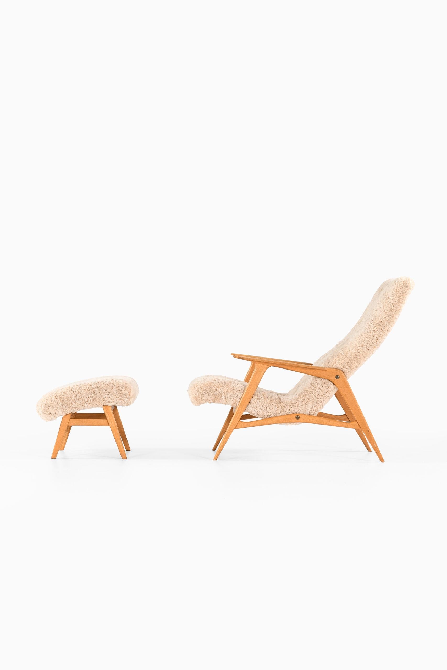 Seltener Sessel mit Hocker Modell Siesta von unbekanntem Designer. Produziert von JIO Möbler in Schweden.
Abmessungen (B x T x H): 63,5 x 115 x 93 cm, SH: 33 cm.
Maße Hocker (B x T x H): 58 x 50 x 39 cm.