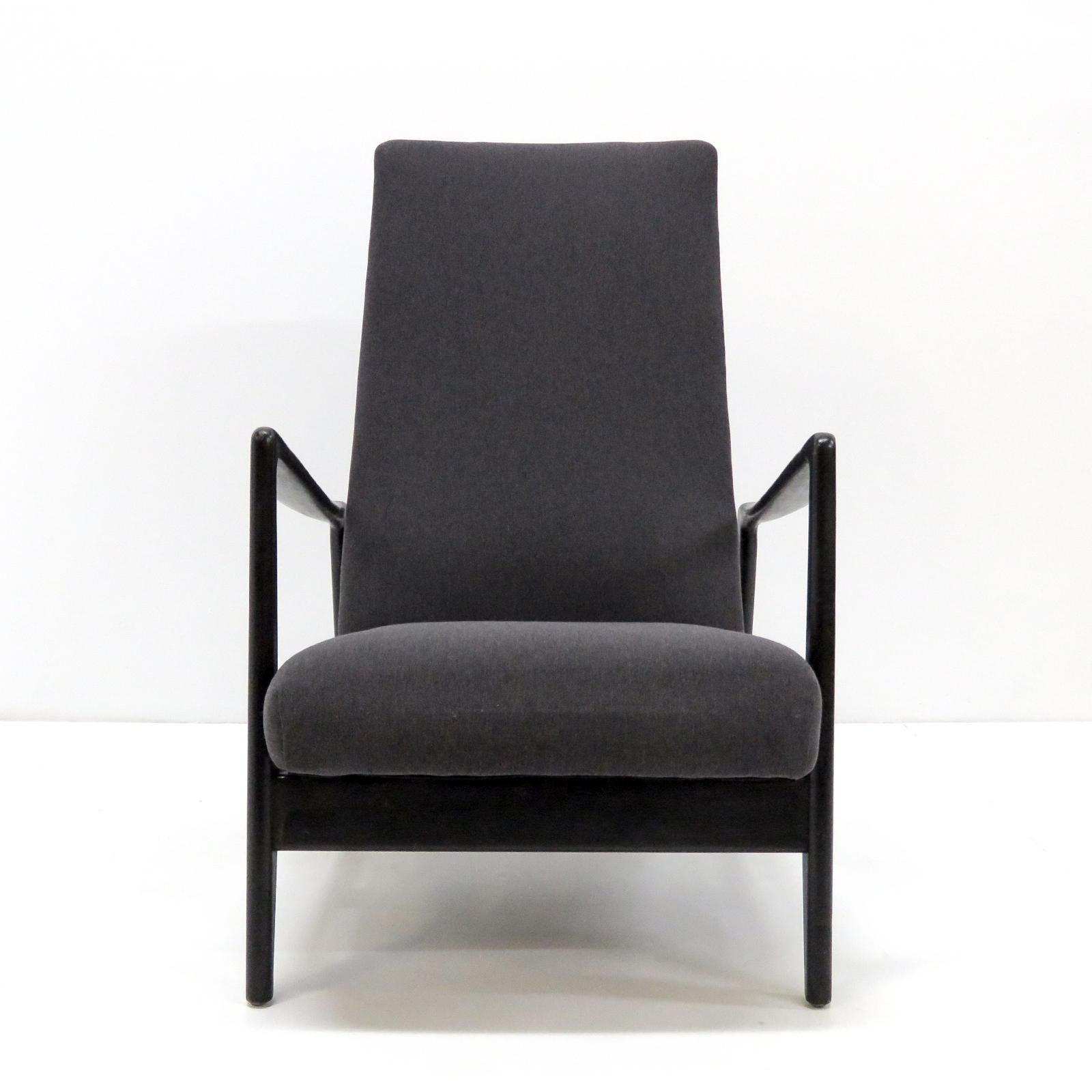 Wonderful adjustable lounge chair designed bu Gio Ponti for the Hotel Parco dei Principi in Sorrento. Organic black lacquered wooden frame, previously recovered in a grey fabric with a hint of violet. Lever adjustments in 8 possible positions.