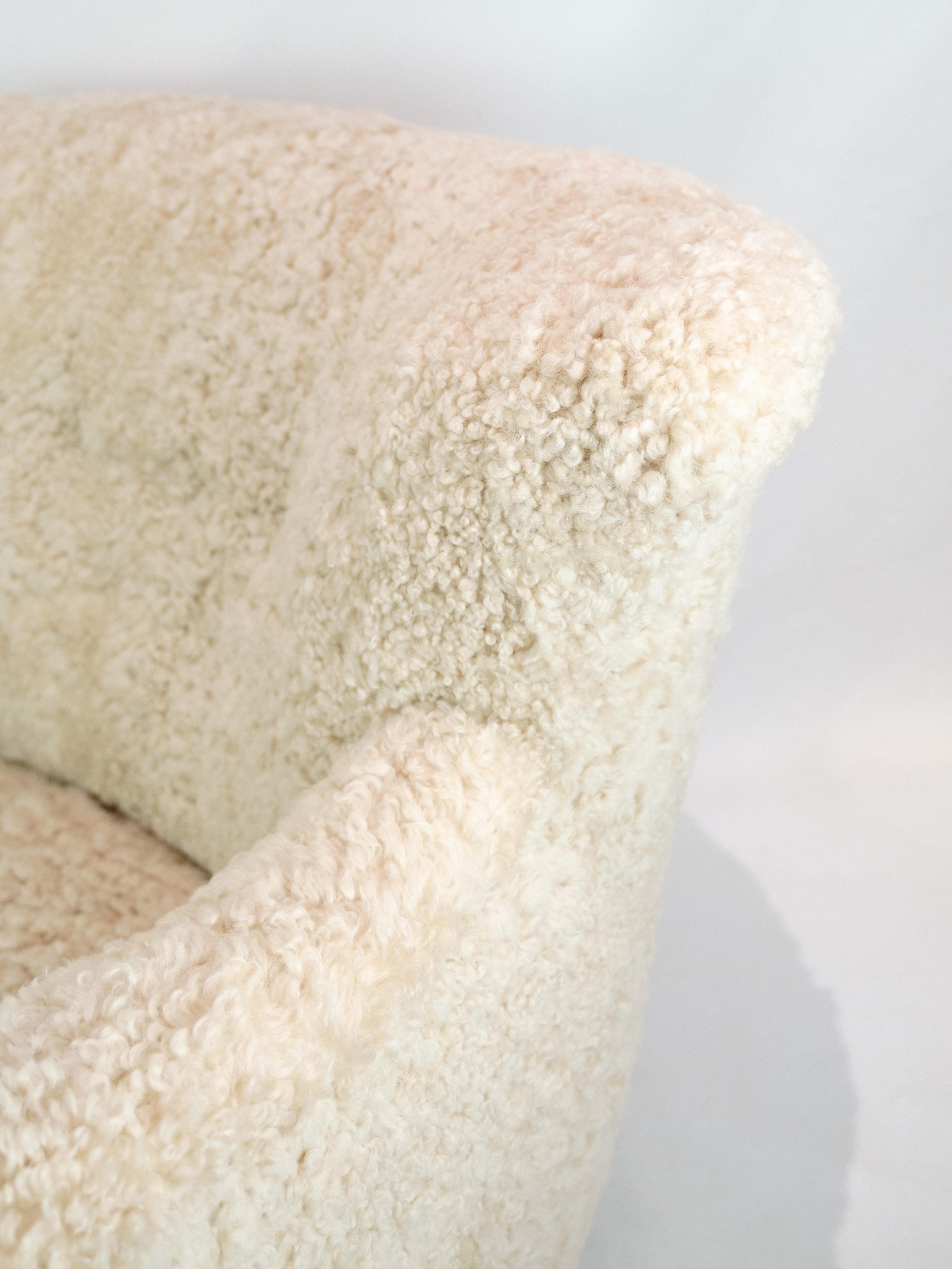 Chaise de salon des années 1940 en shearling - peau de mouton de couleur blanche de l'ébéniste danois. Un design de chaise classique moderne avec de larges accoudoirs qui invite à s'asseoir et à regarder car il présente de belles lignes sous tous