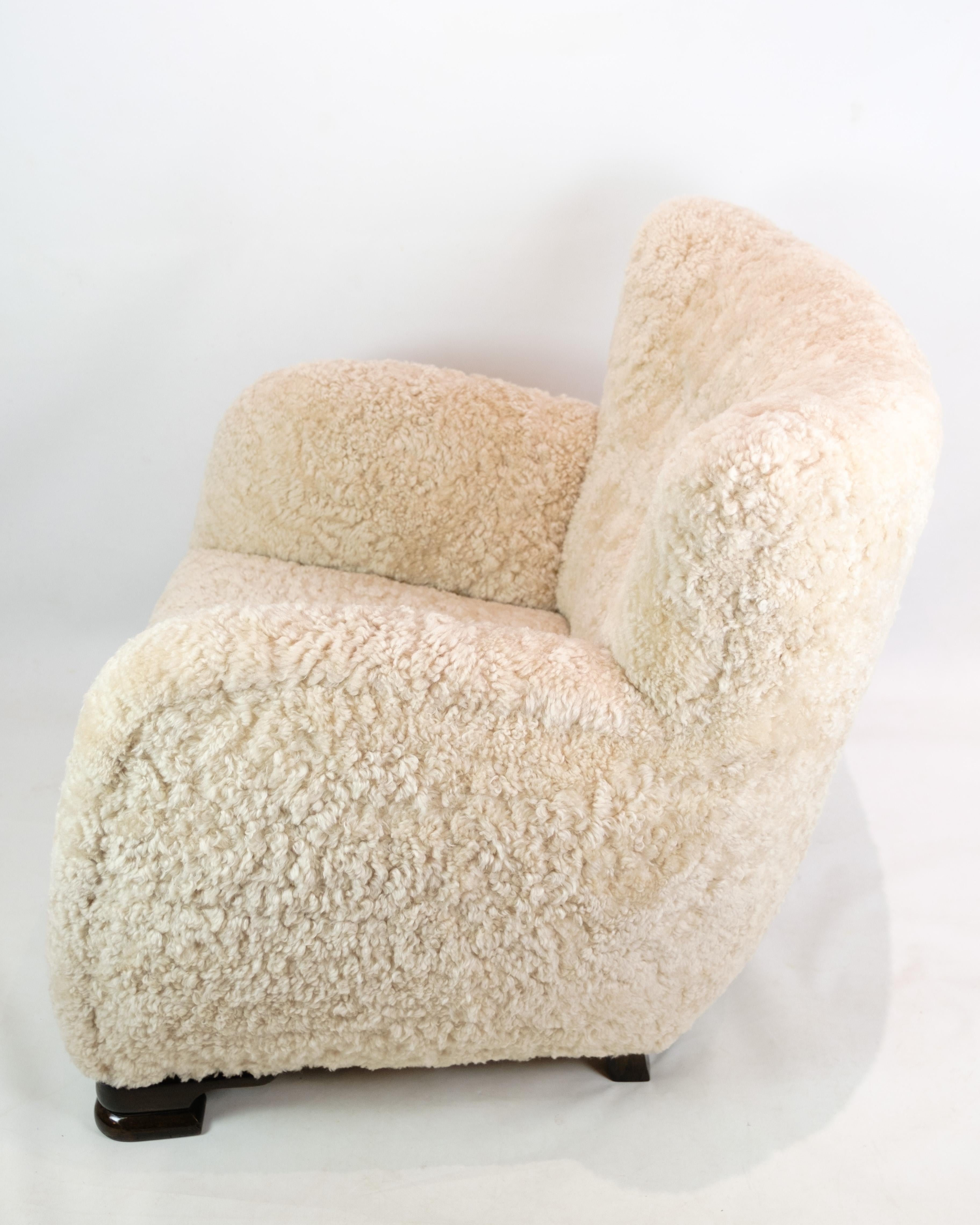 Cuir de mouton Fauteuil d'un designer danois en peau de mouton des années 1940 en vente