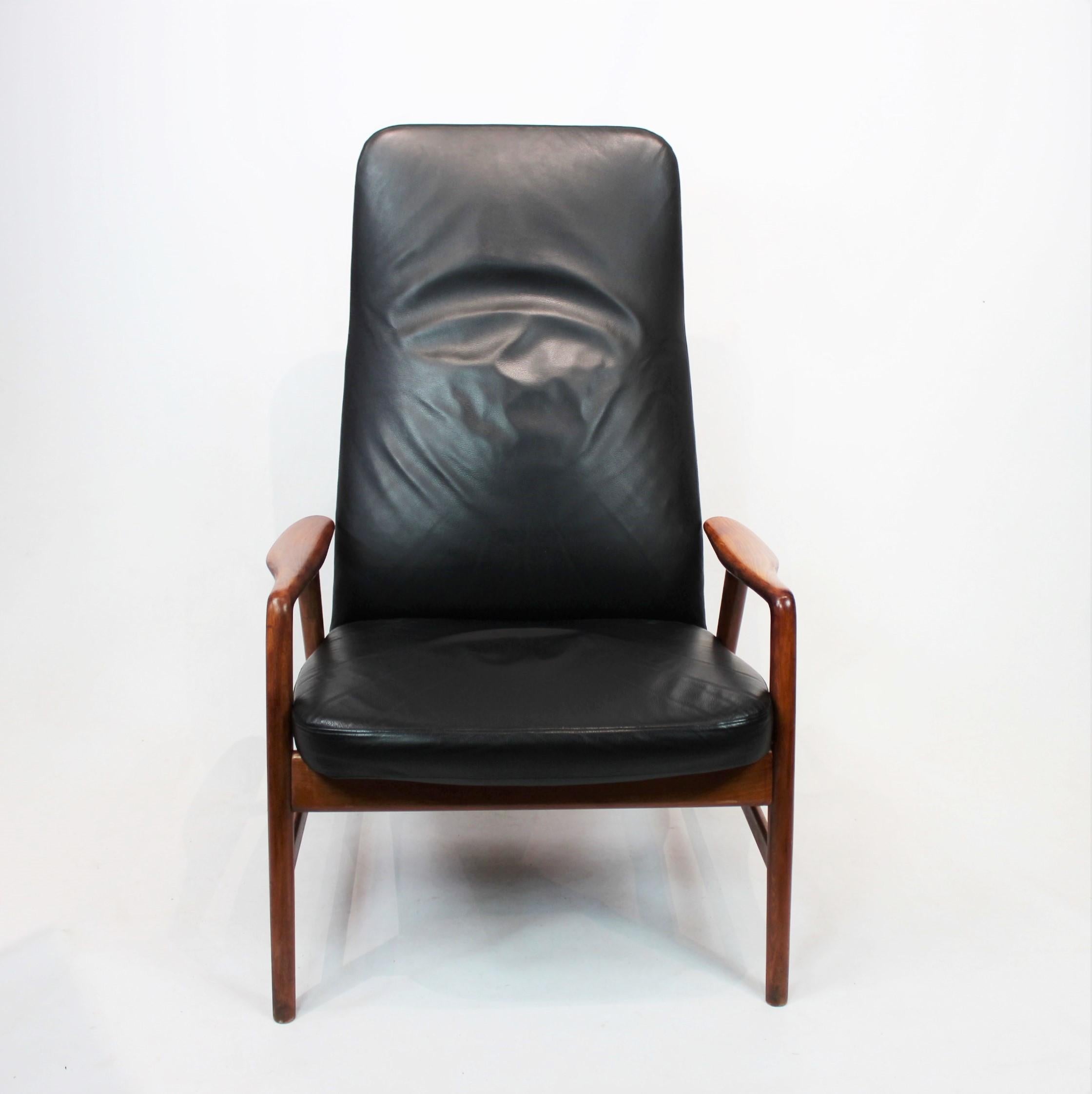 Easy chair of polished wood and black leather designed by Alf Svensson and manufactured by Fritz Hansen in the 1960s. The chair is in great vintage condition and the back can be adjusted.
