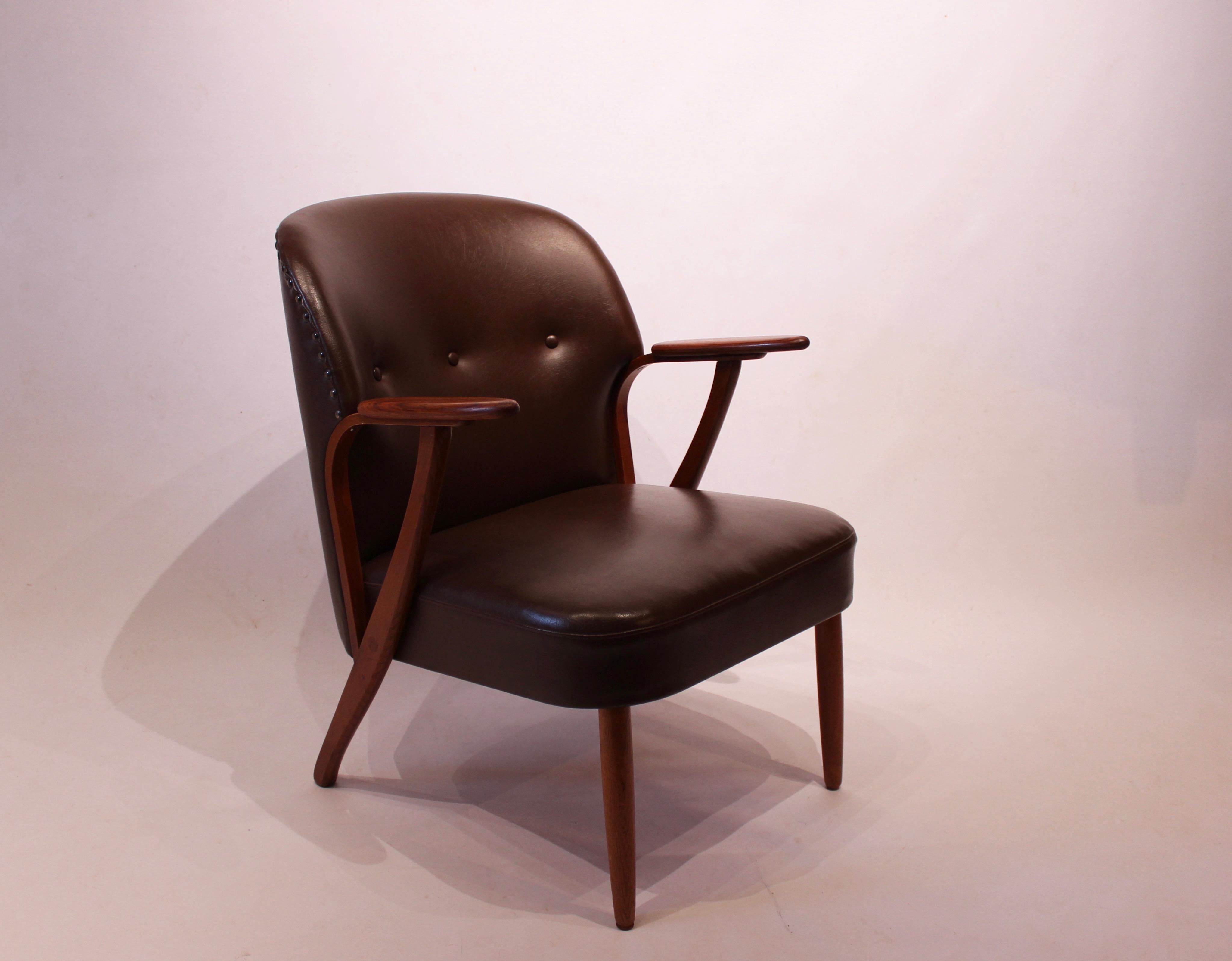 Easy chair of dark brown patinated leather and frame of teak, Danish design from the 1940s. The chair is in great vintage condition.