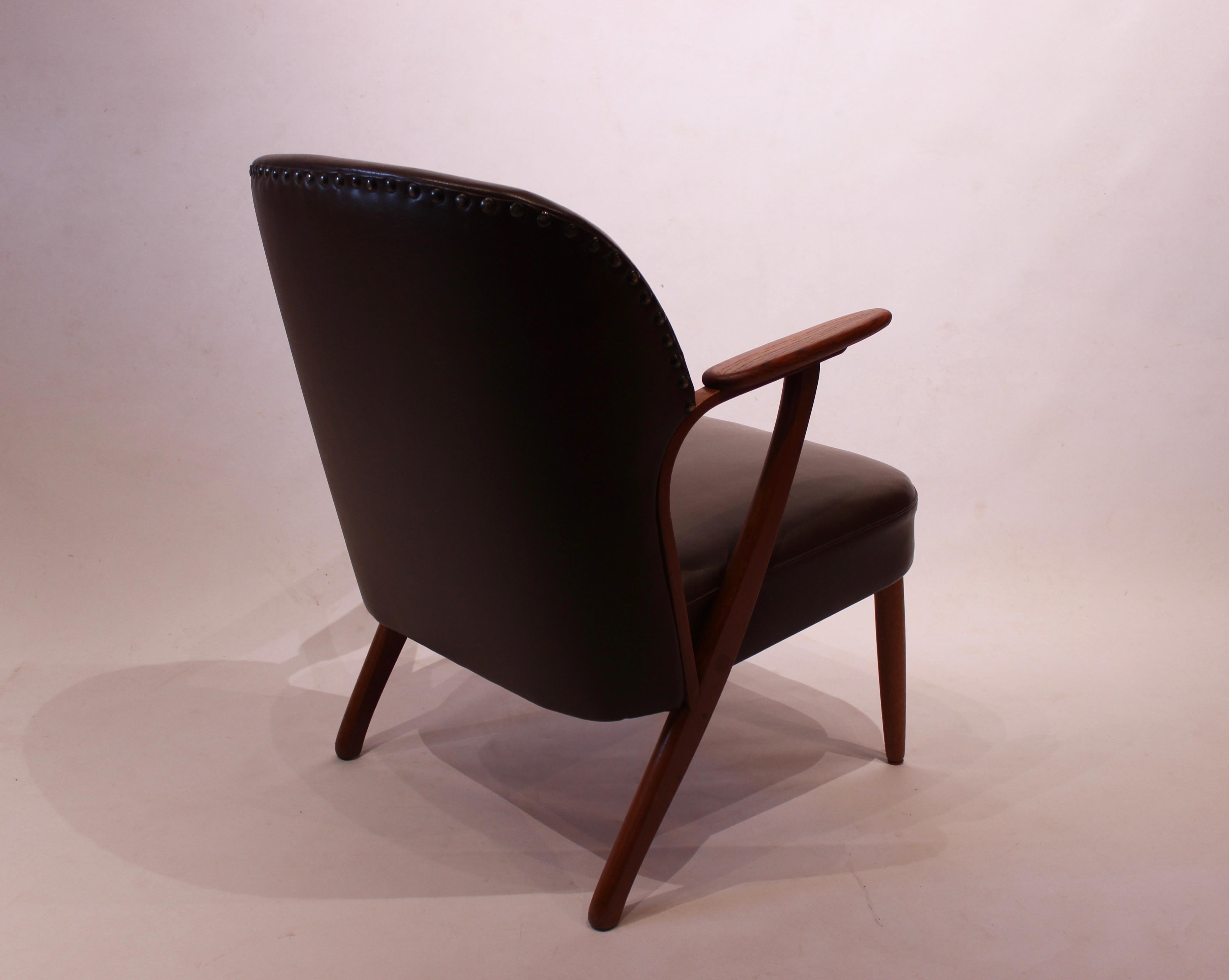 Scandinavian Modern Easy Chair of Dark Brown Patinated Leather and Teak, Danish Design, 1940s