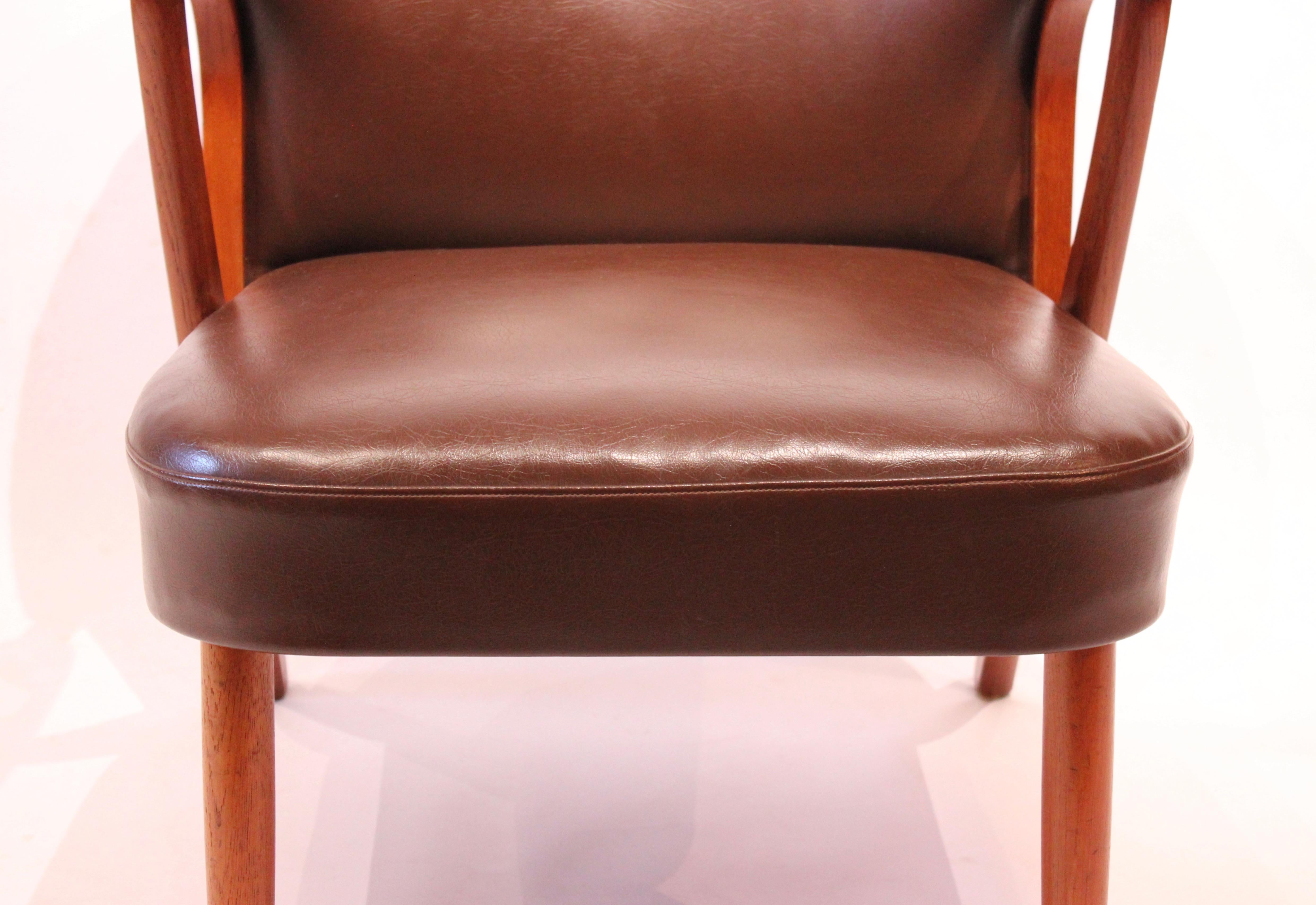 Easy Chair of Dark Brown Patinated Leather and Teak, Danish Design, 1940s In Good Condition In Lejre, DK