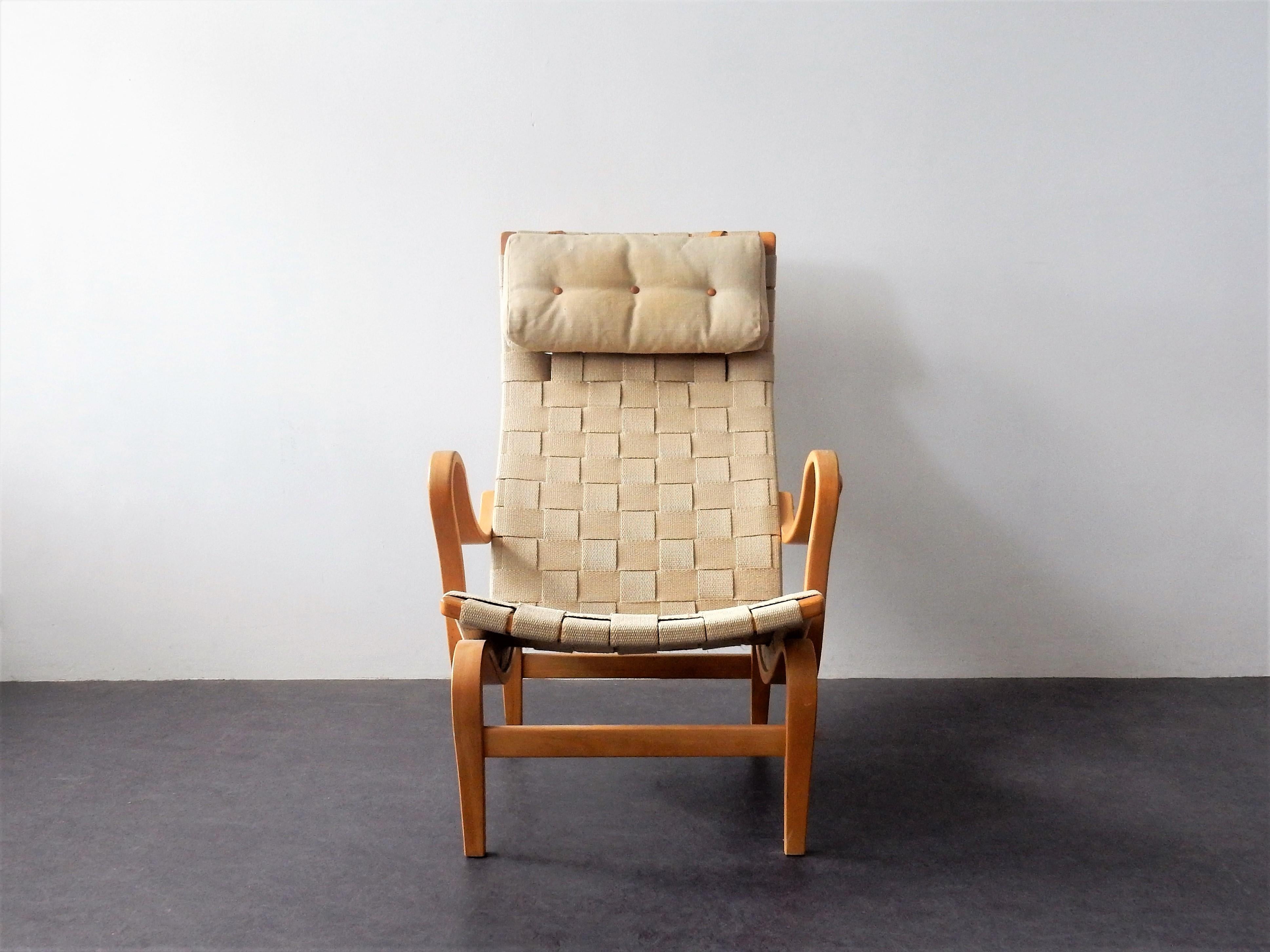 The 'Pernilla' easy chair was designed in 1944 by the Swedish architect and designer Bruno Mathsson. This model looked similar as the earlier 'Miranda', which had a waterfall-style front in contrast to the 'ramp' that the Pernilla has. Mathsson also