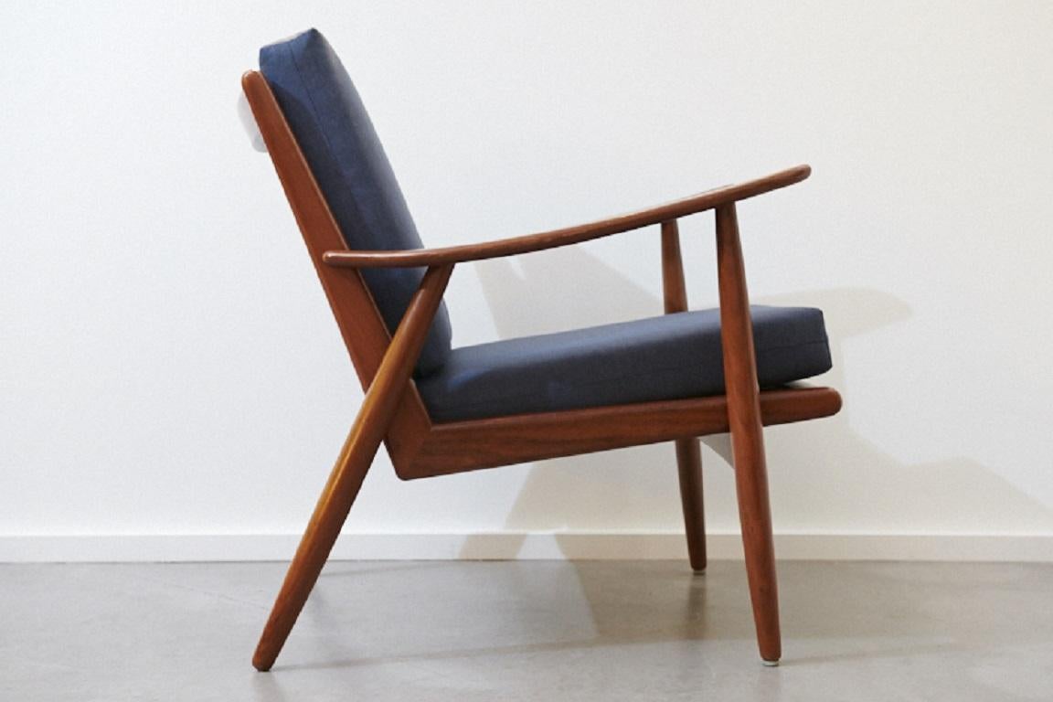 Restored: Easy chair ROTEX, walnut, 1960s, solid walnut wood, new upholstery, new covers in fine navy blue woven fabric

Dimensions in cm:
Length 75
Width 68
Height 75
Seat height 41.