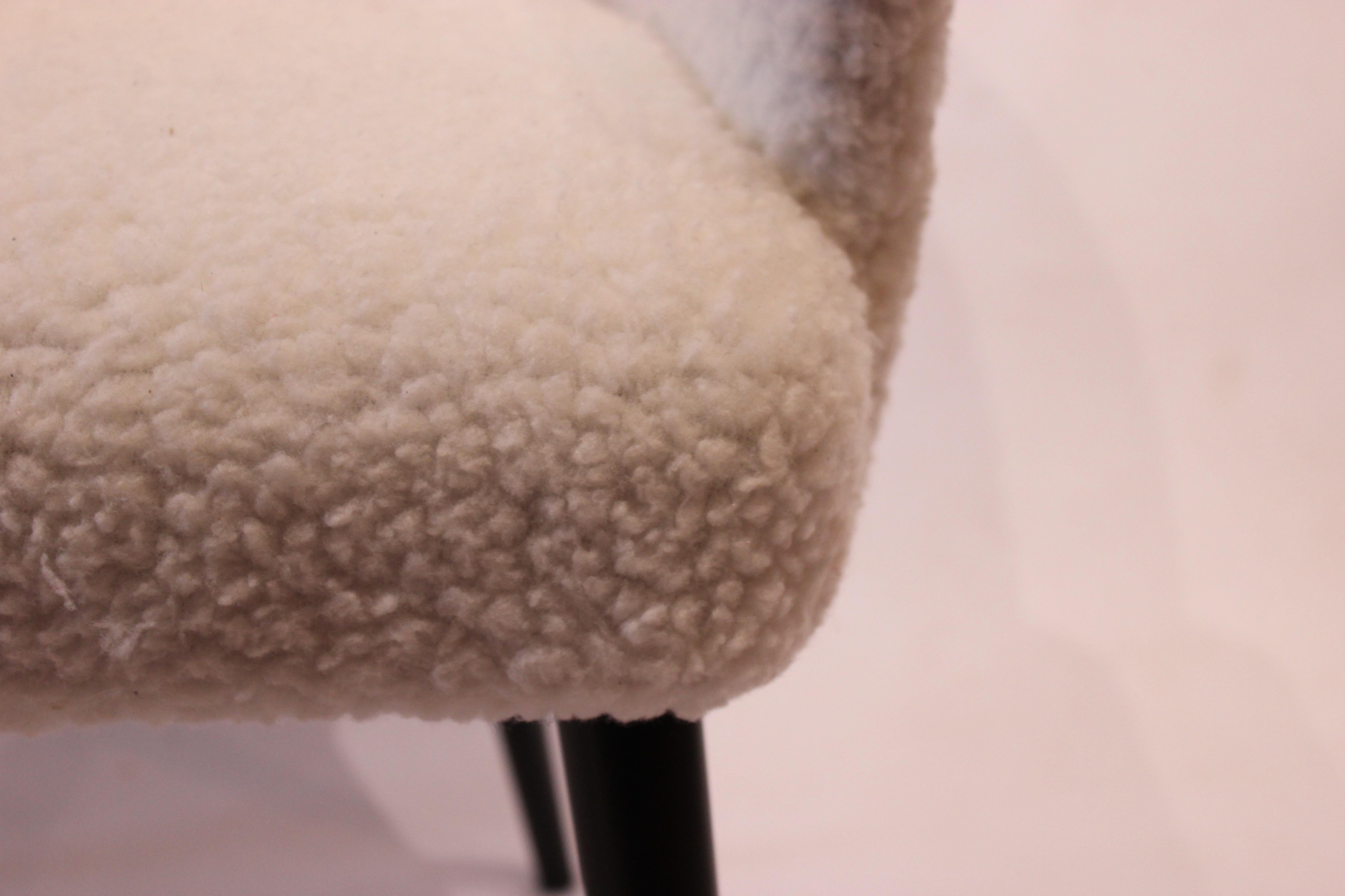 Easy Chair Upholstered in Sheep Wool, Danish Design, 1960s In Excellent Condition In Lejre, DK