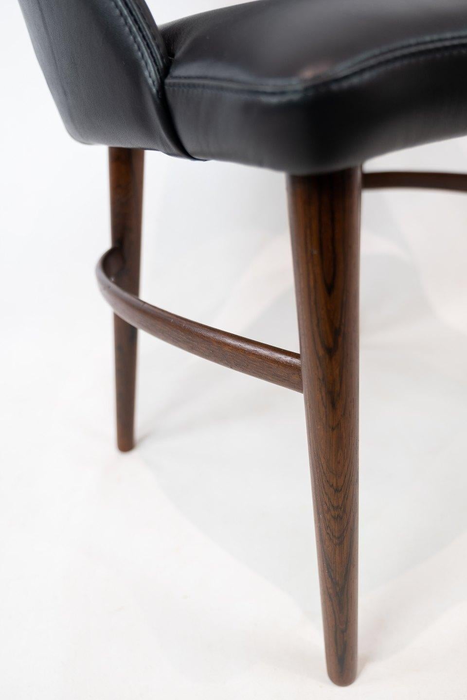 Fauteuil rembourré en cuir noir et pieds en palissandre conçu par Chr. Linneberg des années 1960. La chaise est en très bon état vintage.
  