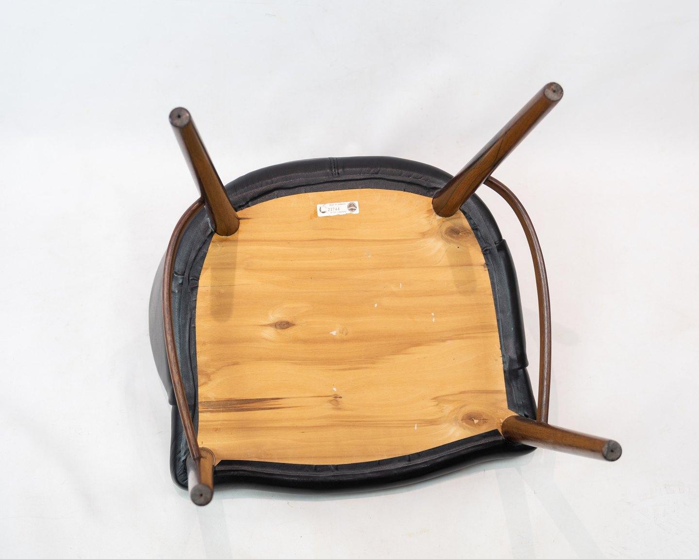 Milieu du XXe siècle Fauteuil Easy Chair tapissé de cuir noir et de pieds en bois de rose par Chr. Linneberg en vente