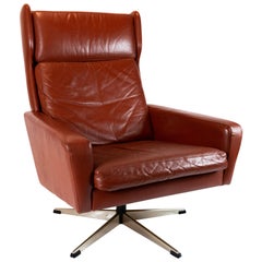 Fauteuil tapissé d'un cuir rouge et marron élégant de design danois, années 1960