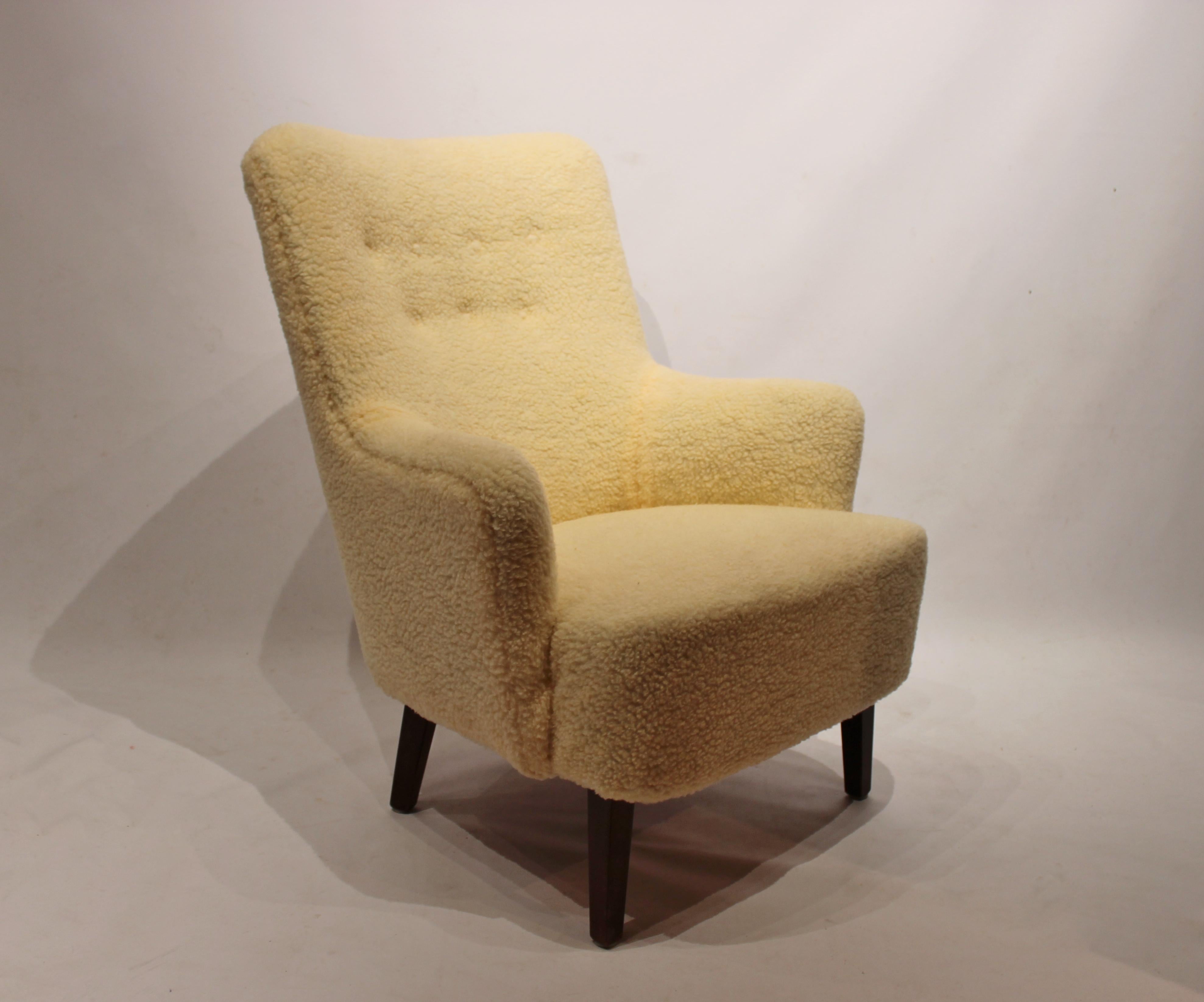 Easy chair upholstered with sheep wool and legs of mahogany from the 1940s. The chair is in great vintage condition.