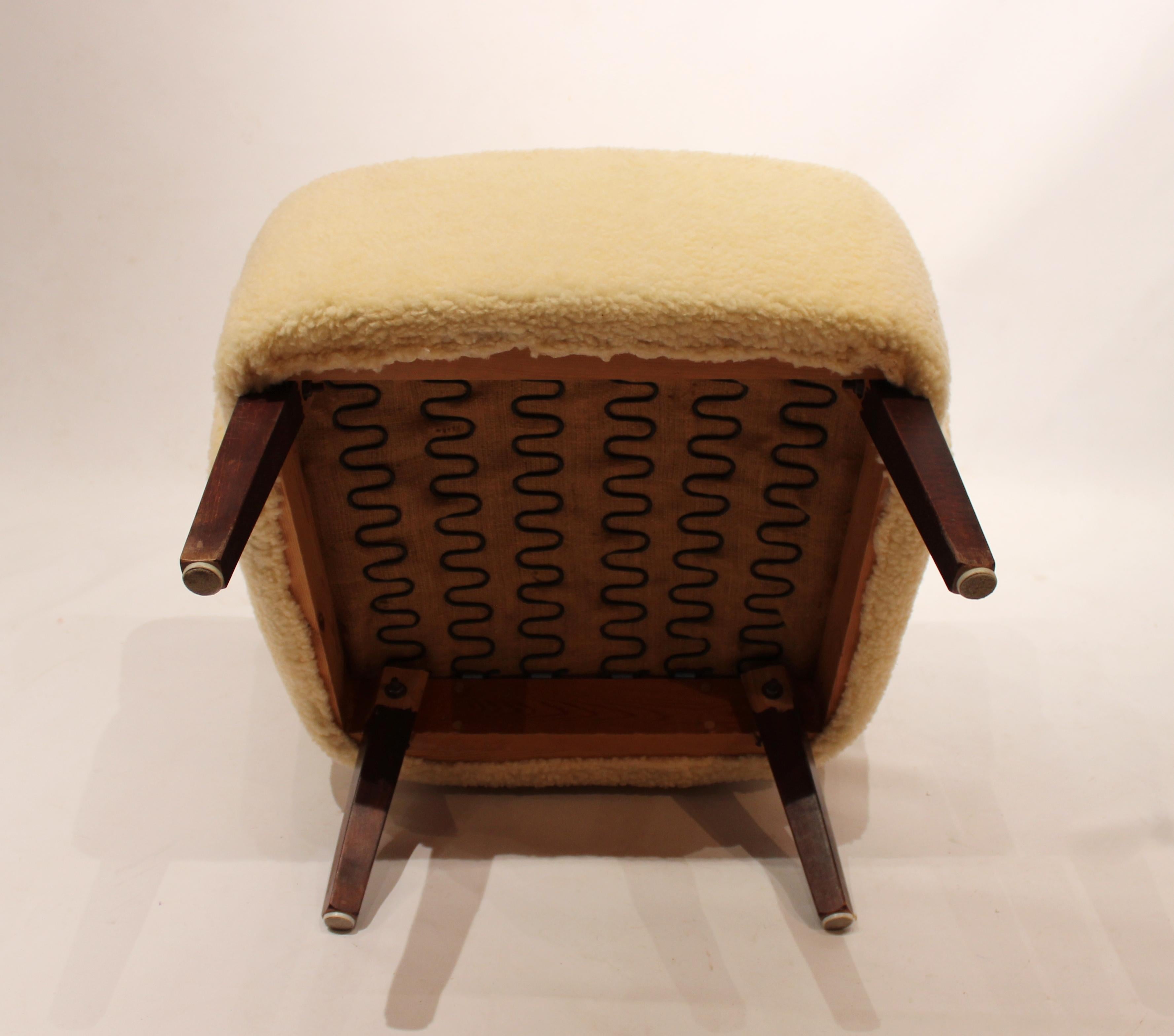 Easy Chair Upholstered with Sheep Wool and Legs of Mahogany from the 1940s In Good Condition In Lejre, DK