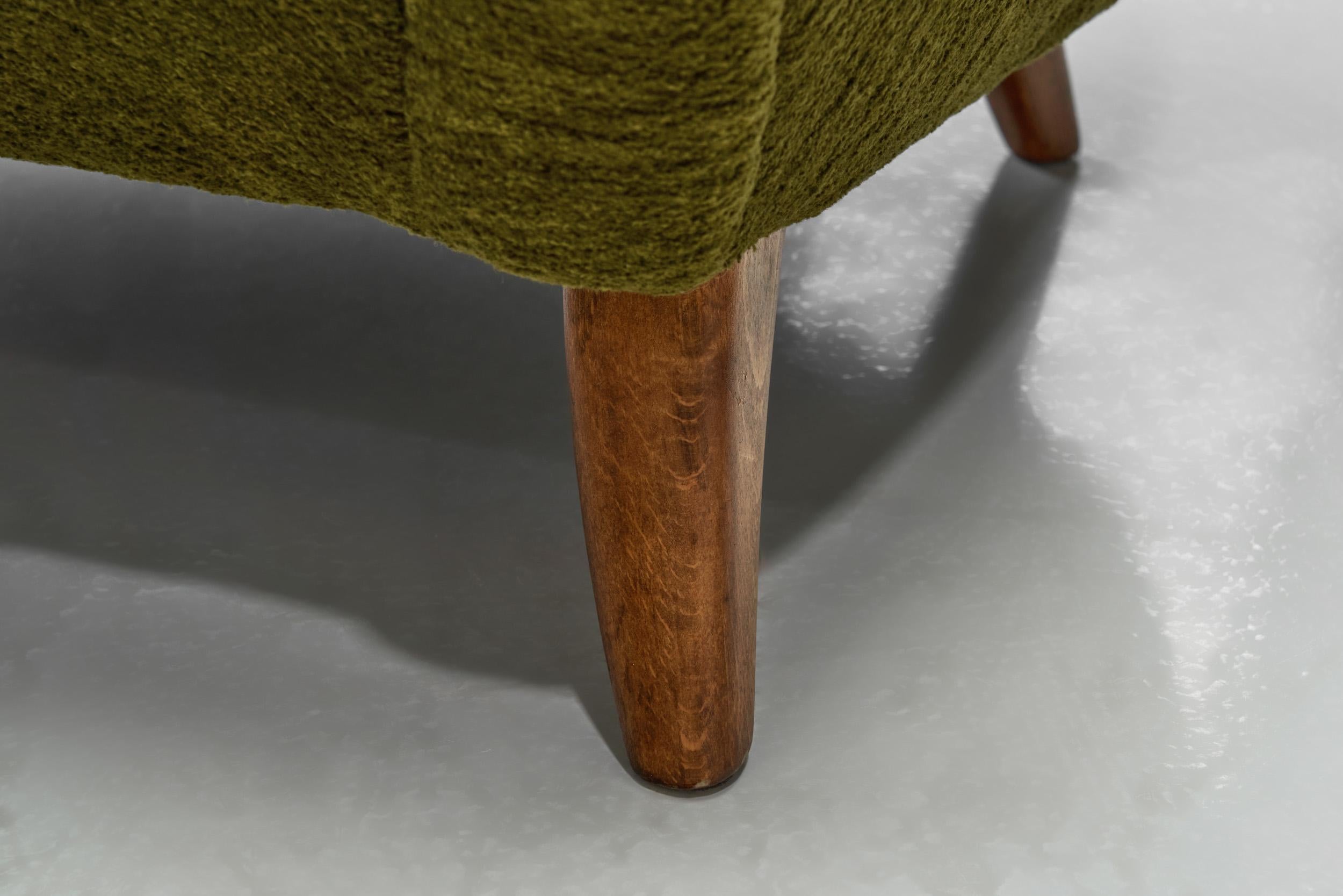 Sedia Easy Chair con gambe angolate in Beeche e tappezzeria verde scuro, Europa, anni '40 in vendita 8