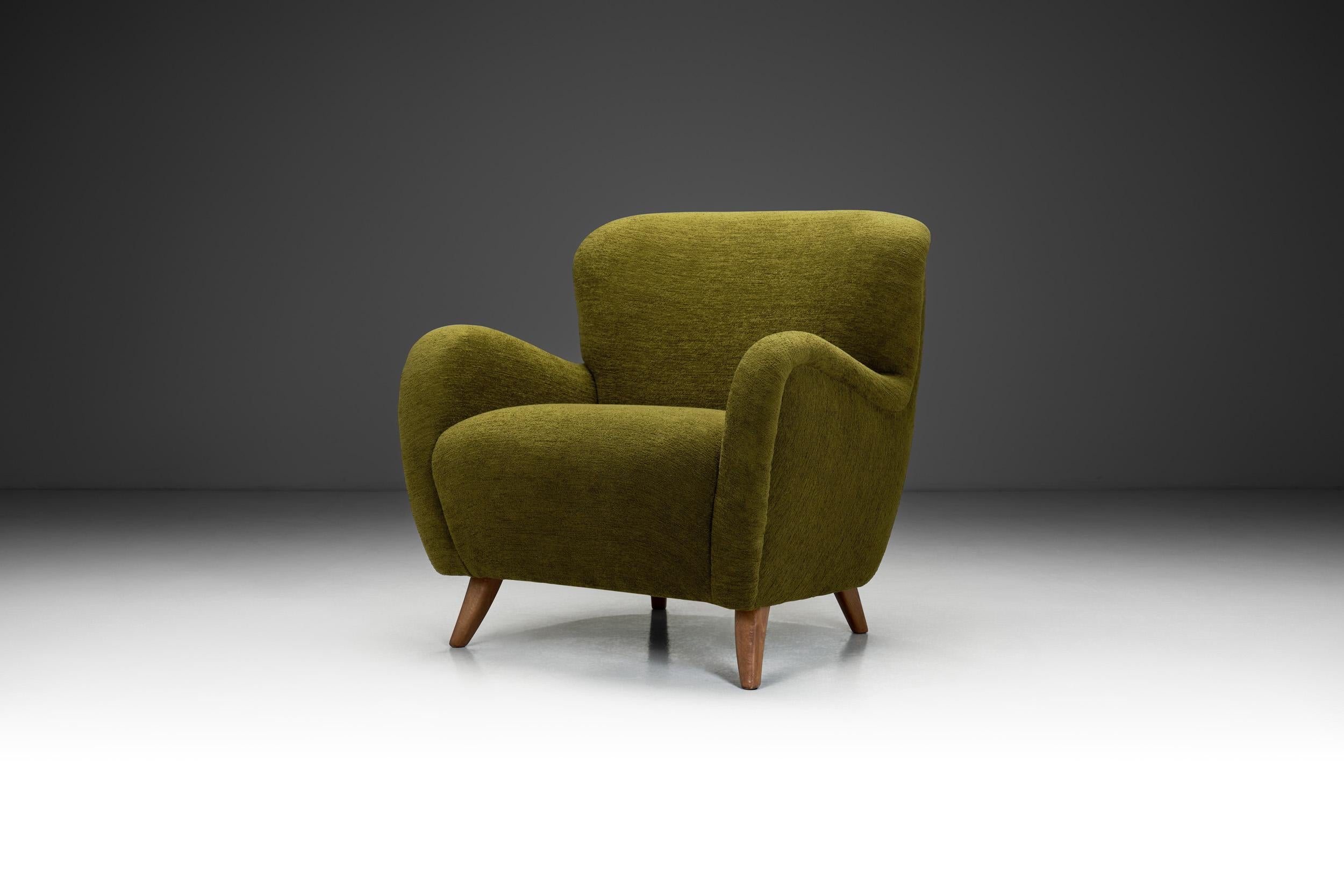 Gli anni '40 sono stati un'epoca di trasformazione per il design in tutta Europa. In questo periodo, i mobili iniziarono a fondere l'eleganza snella del modernismo con il fascino invitante dell'artigianato. Questo periodo celebrava la funzionalità,