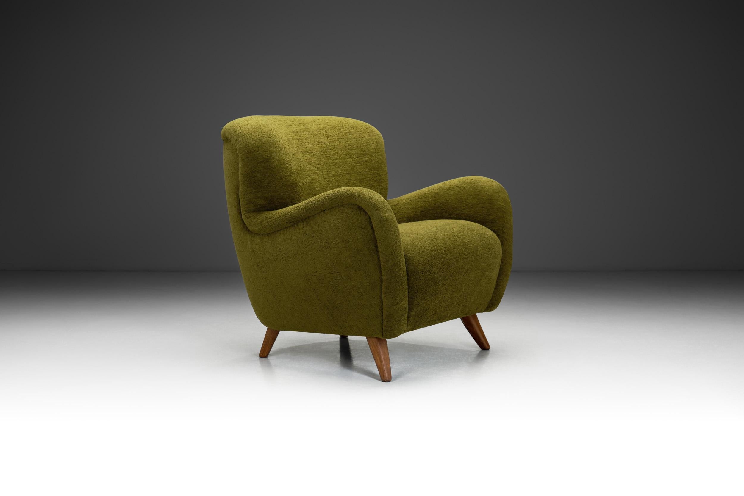 Europeo Sedia Easy Chair con gambe angolate in Beeche e tappezzeria verde scuro, Europa, anni '40 in vendita
