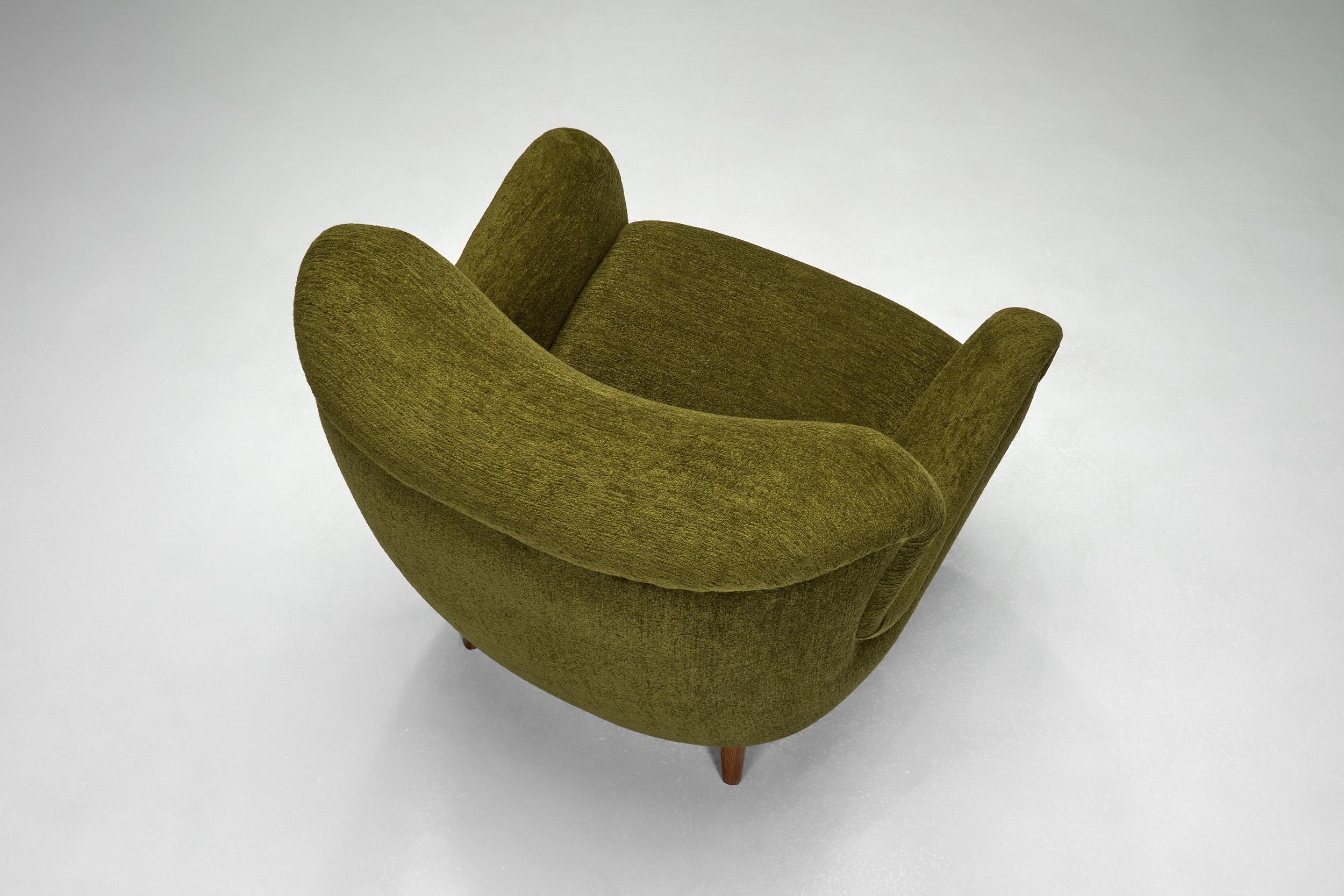 Metà XX secolo Sedia Easy Chair con gambe angolate in Beeche e tappezzeria verde scuro, Europa, anni '40 in vendita