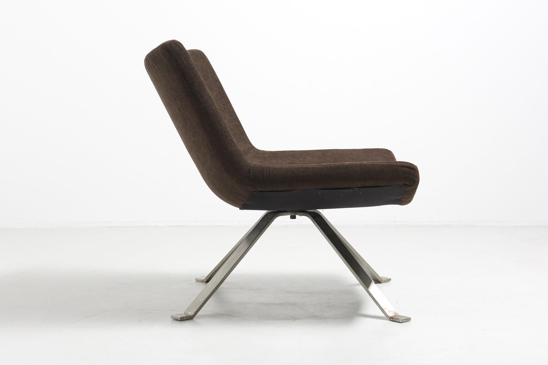 Mid-Century Modern Easy Chair with Legs in Flat Steel For Sale
