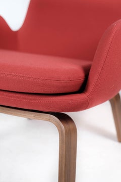 Sedia Easy Chair in Fabrice rossa con gambe in noce di Normann Copenhagen