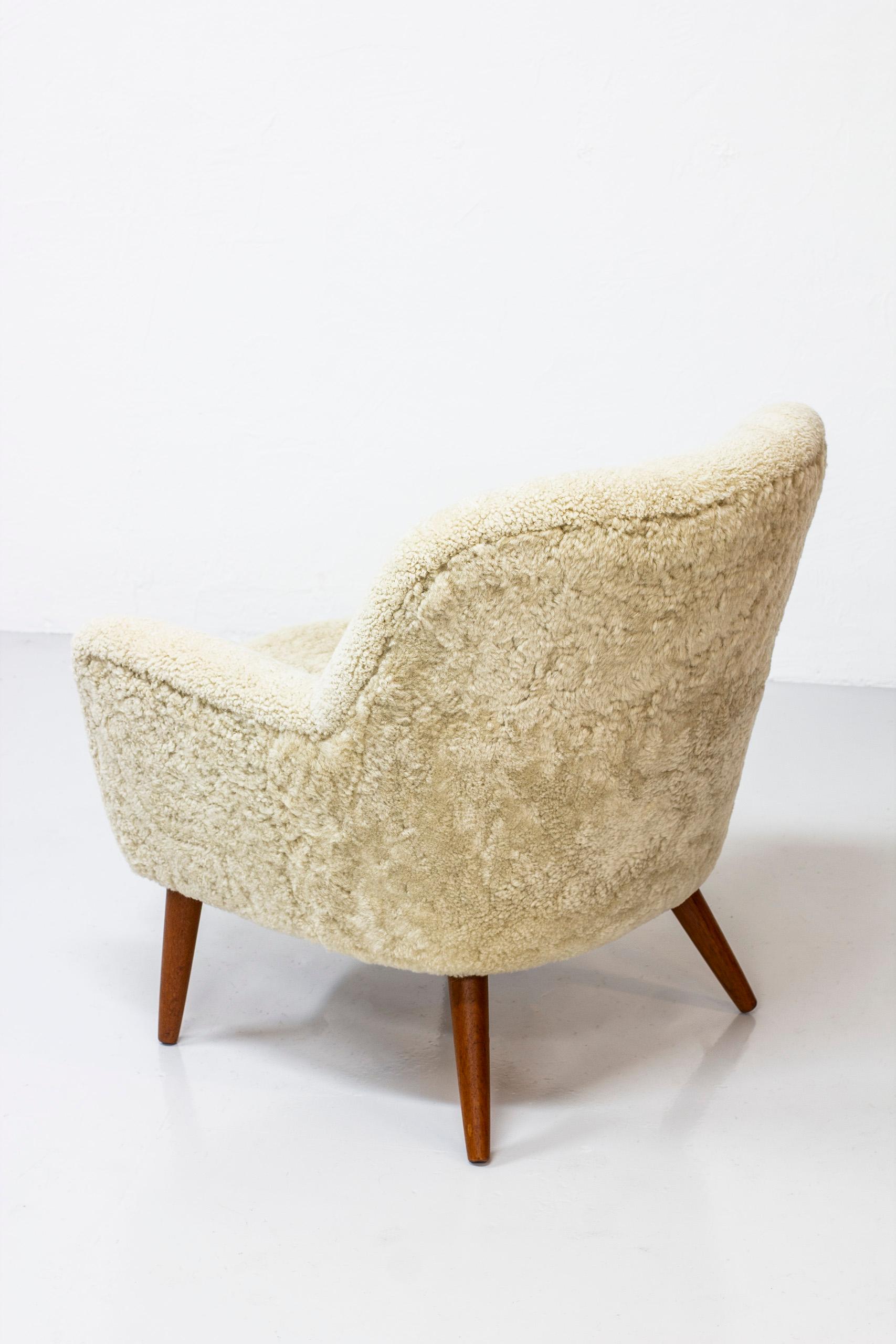 Easy chair designed by hans Olsen. produced in Denmark by N. A Jørgensens Møbelfabrik during the 1950s. Fully restored with new sheep skin upholstery in off white/light beige. Tapered legs in solid teak. Very good vintage condition with light patina