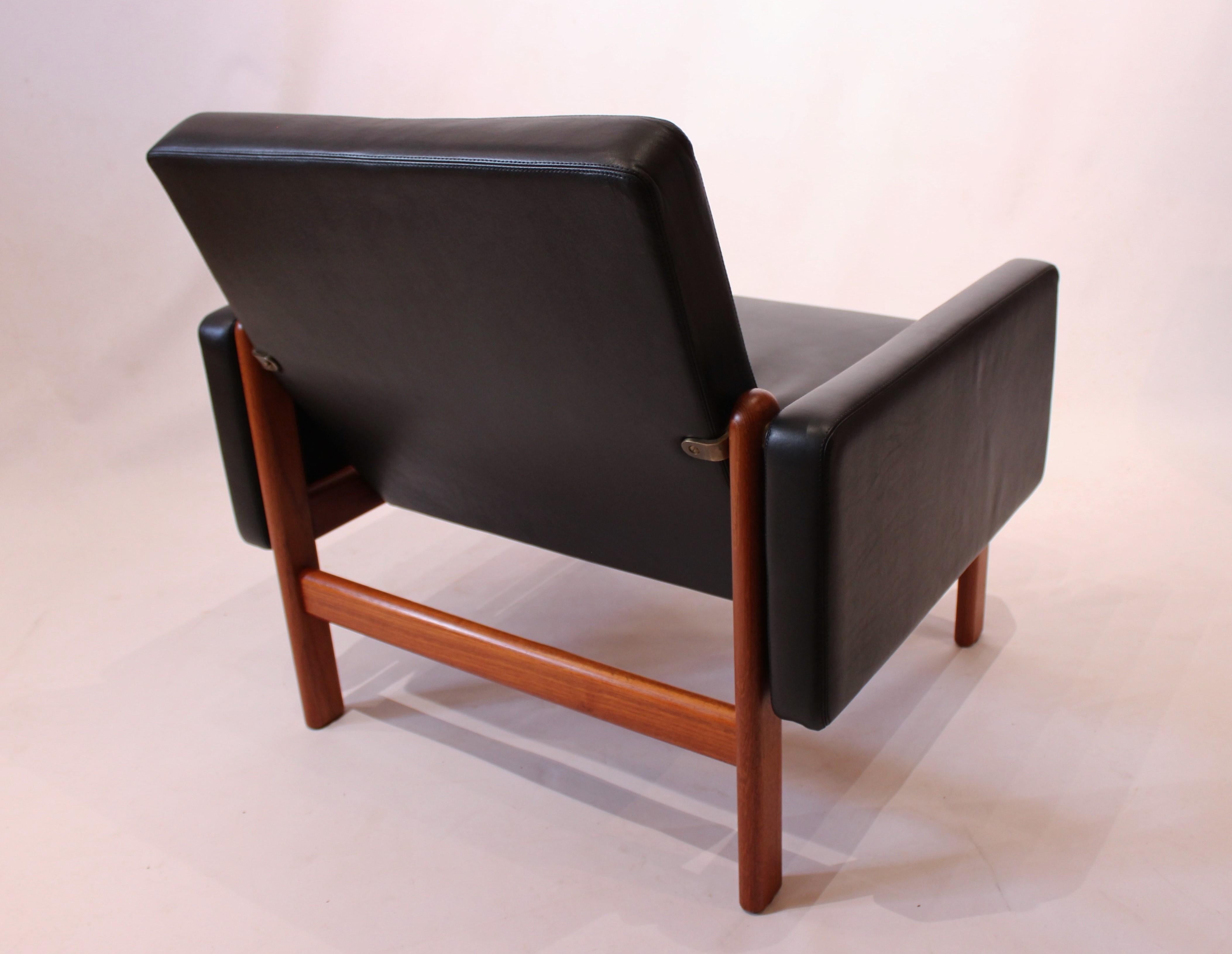 Easy Chair mit Hocker, schwarzes Leder und Teakholz, von Jrgen Bkmark und FDB, 1960er Jahre (Dänisch) im Angebot