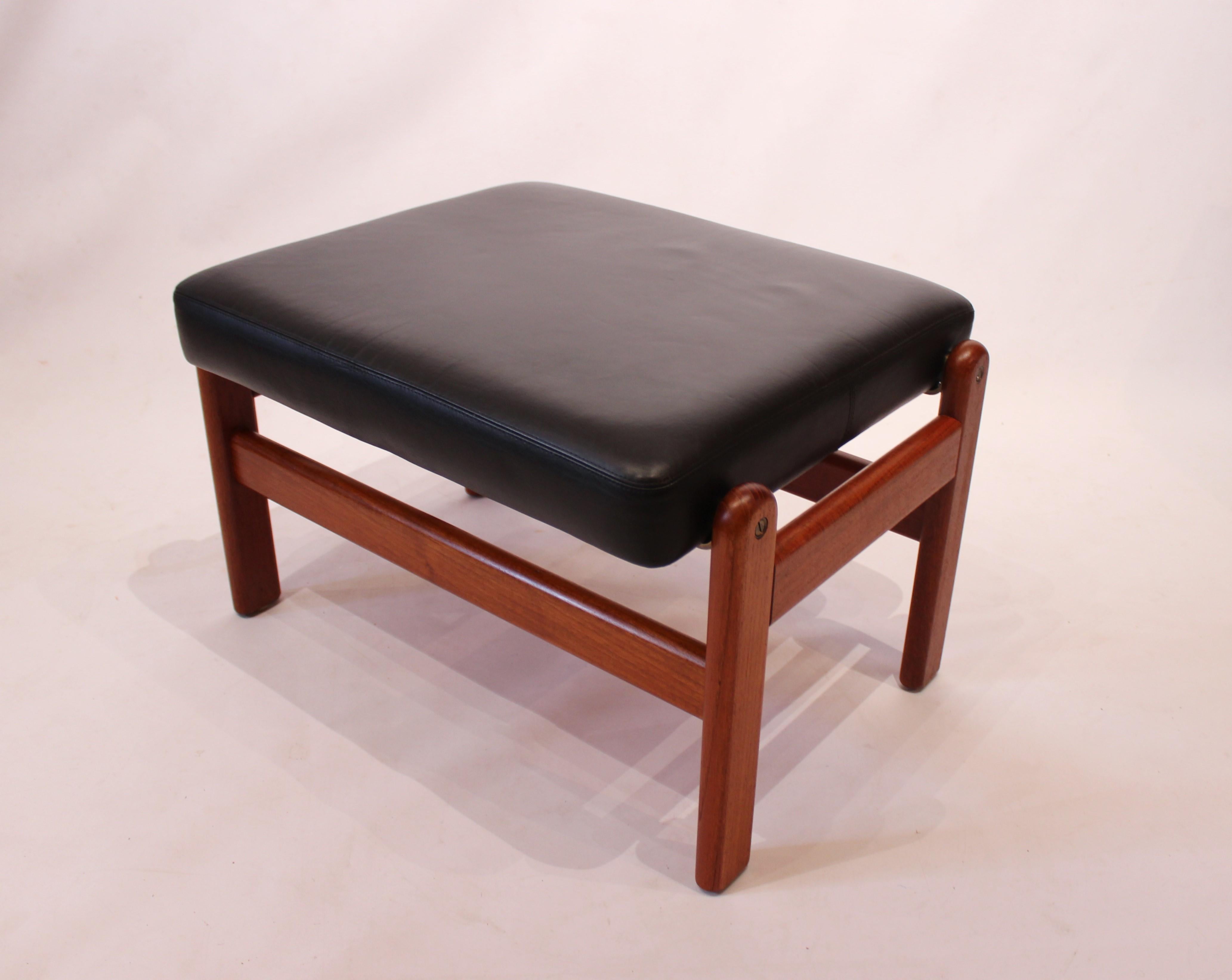 Leather Scandinavian Modern Teak Easy Chair with Stool, by Jørgen Bækmark and FDB, 1960s For Sale