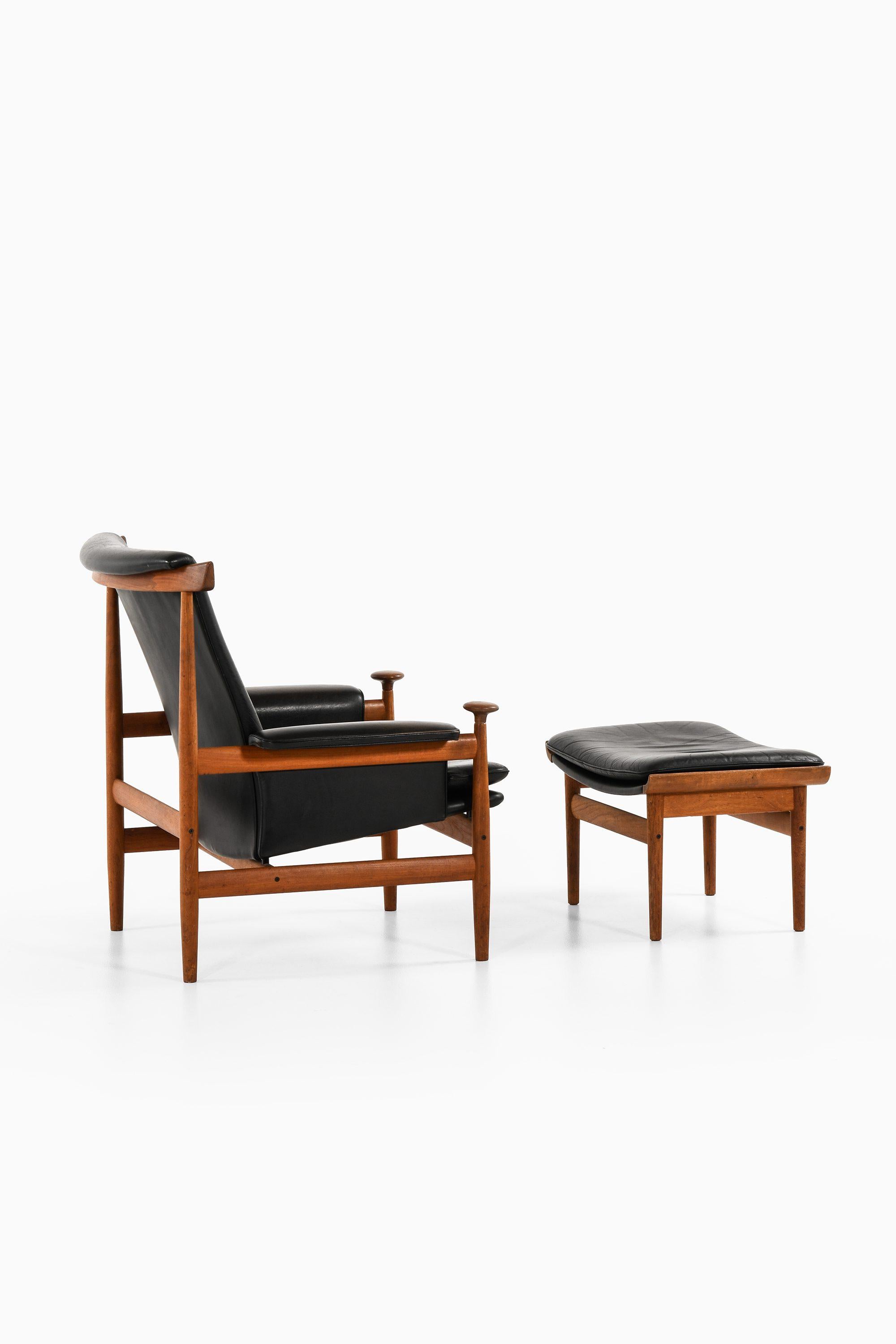 Scandinavian Modern Easy Chair with Stool in Teak and Black Leather by Finn Juhl, 1960's For Sale