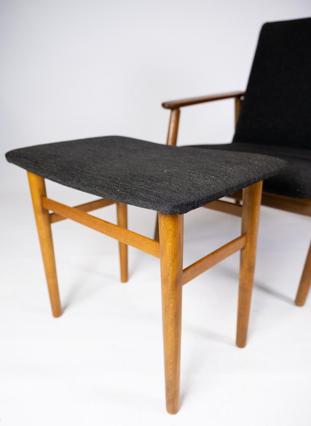 
Ce fauteuil de conception danoise et son tabouret assorti, datant des années 1960, incarnent le mélange de confort, d'artisanat et de style de l'époque. Fabriqué en bois de teck chaud, il dégage un charme intemporel, tandis que le tissu en laine