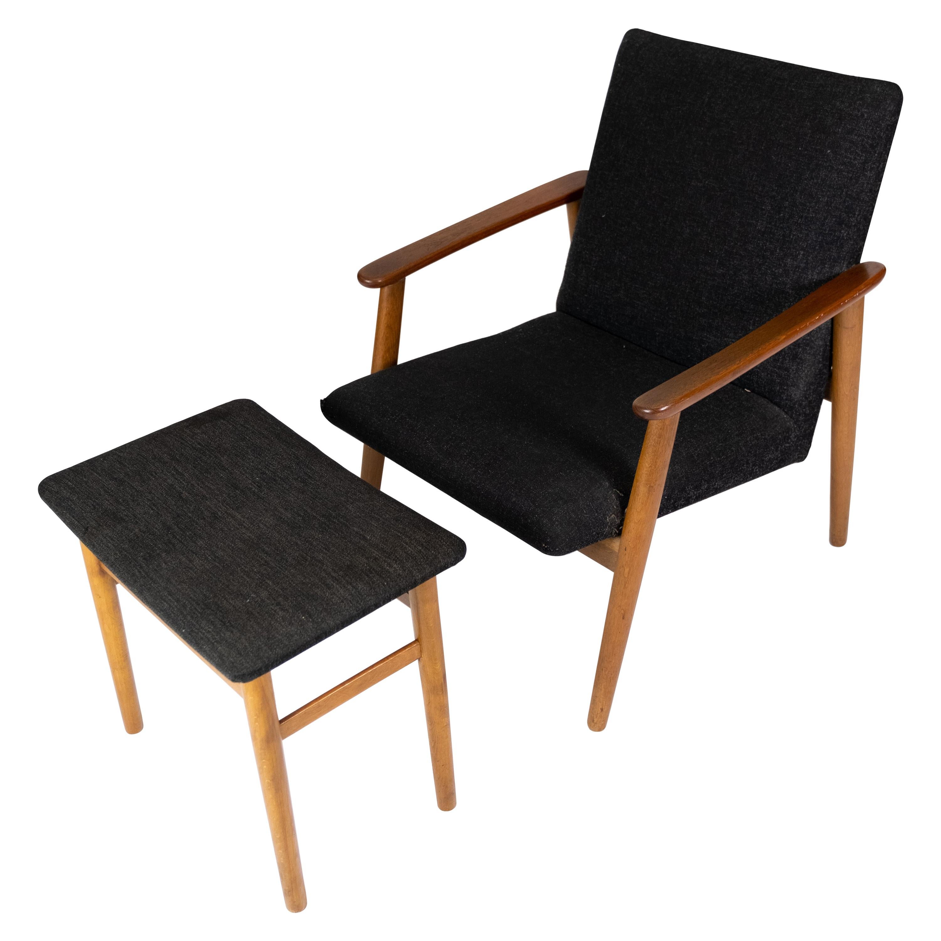 Sessel mit Hocker aus Teakholz und dunklem Wollstoff aus den 1960er Jahren