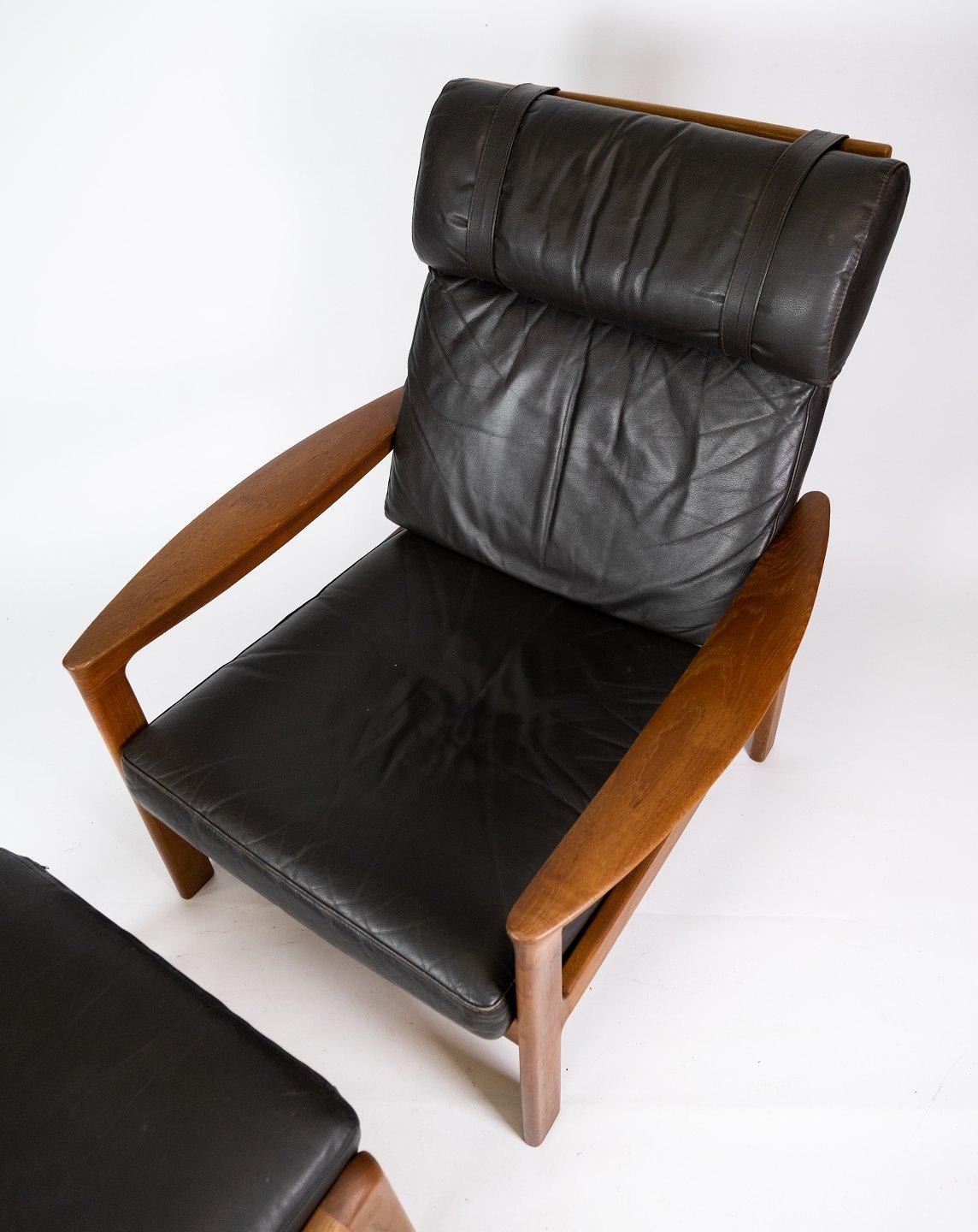 Ce fauteuil et cet ottoman s'intègrent parfaitement dans n'importe quelle pièce grâce à leur design intemporel et à leur qualité de fabrication exceptionnelle. Conçu par le célèbre Arne Vodder et produit par Komfort dans les années 1960, cet