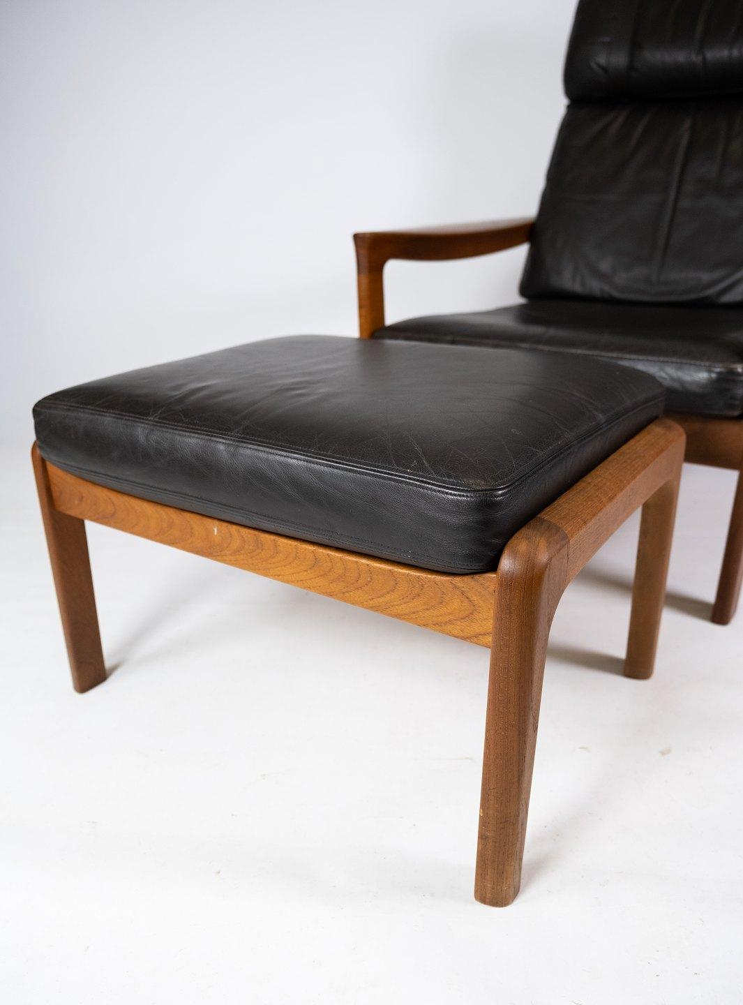 Scandinave moderne Easy Chair avec tabouret en teck recouvert de cuir noir par Arne Vodder en vente